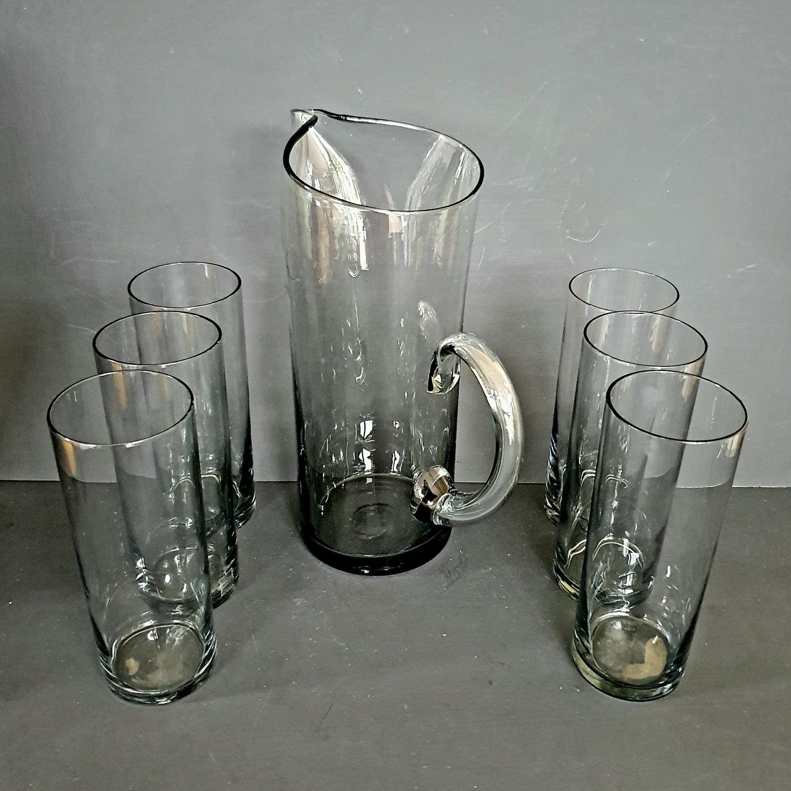 A Rare Early Dartington Pitcher Set With 6 Hiball Glasses In Smoked Grey Glass, Model Ft50 From 1968, Early Frank Thrower Design, English photo vinterior