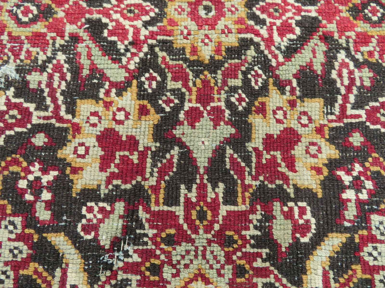 photo vinterior Large Mughal Carpet Fragment. North India. 183cm X 168cm.