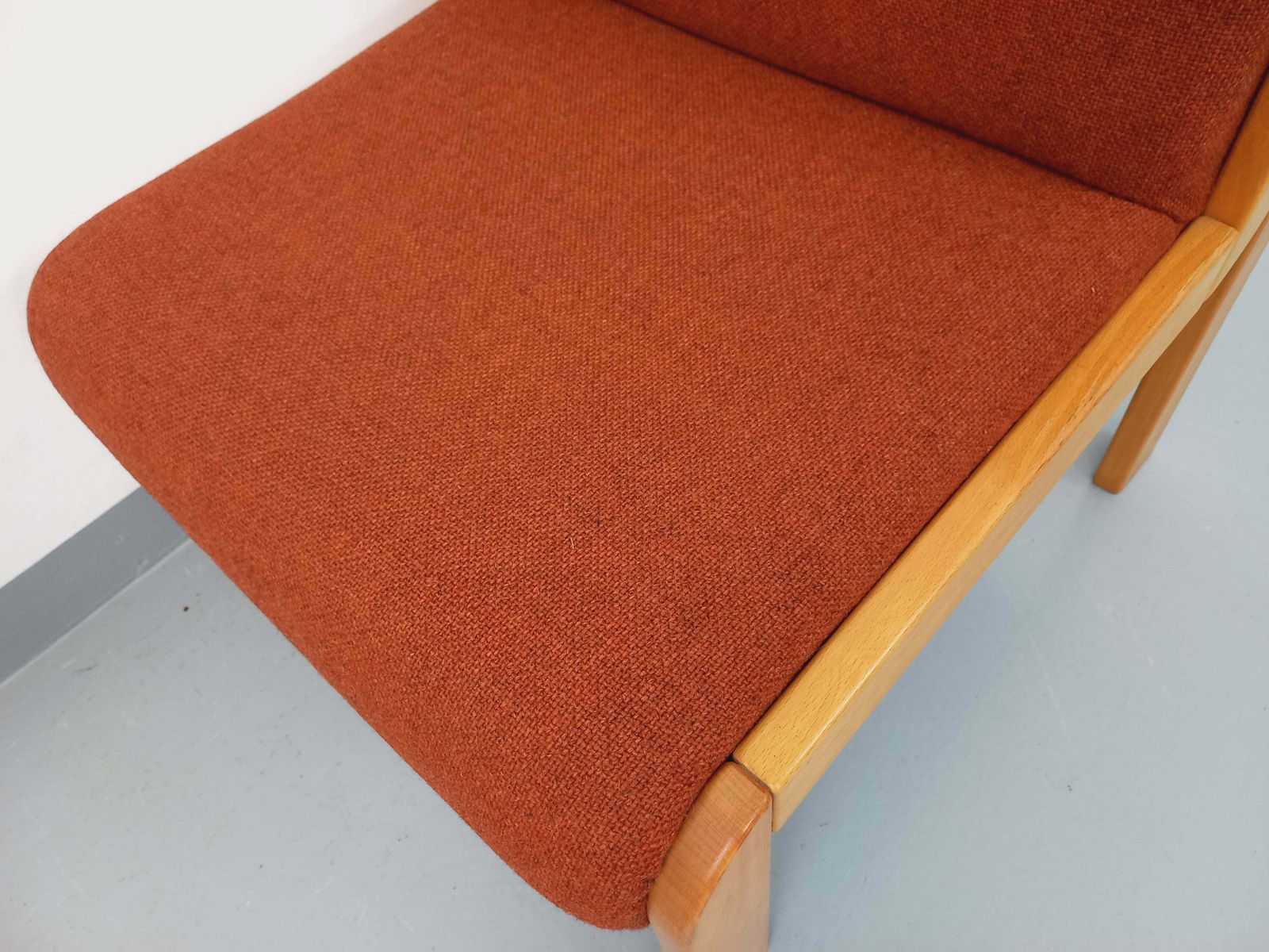 576.0 Fauteuil de cheminée Fröscher en bois et tissu photo