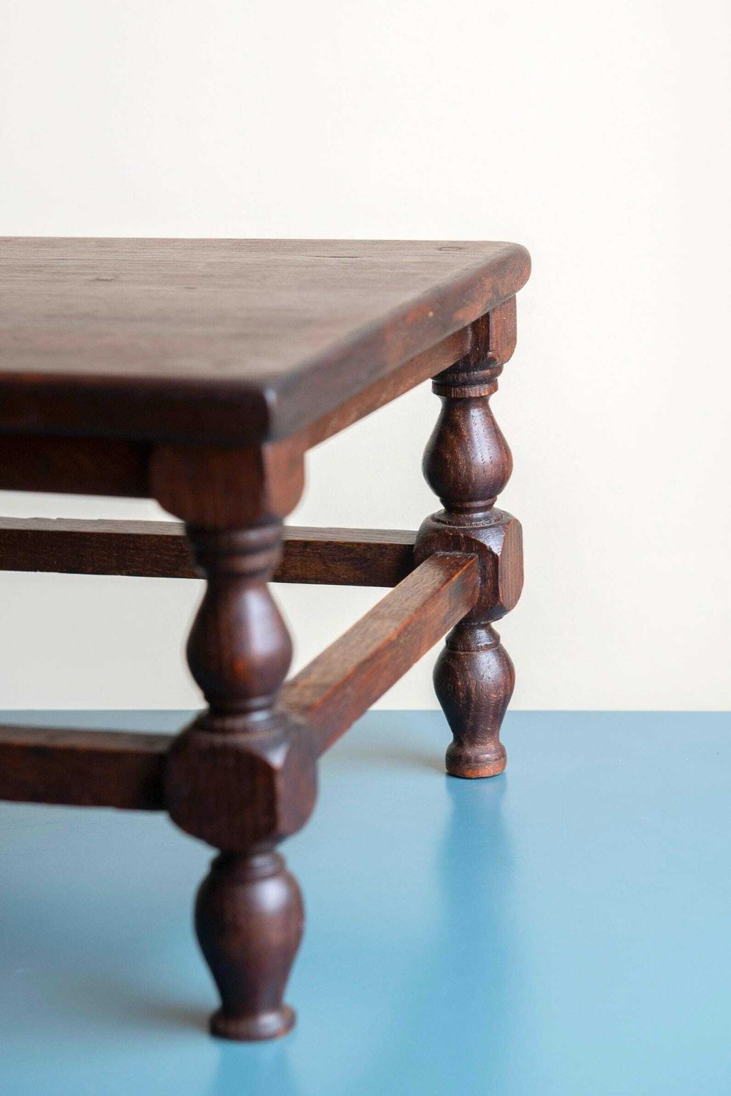 Tabouret d'époque en bois sombre, tabouret de ferme sculpté à la main, sellette pour plante, table d'appoint rustique, décoration campagne photo buy