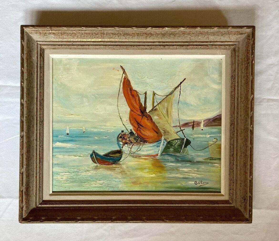 Elegante Frans Olieverfschilderij Op Paneel Uit De Jaren 1940 – Vissers En Zeilboten Aan De Middellandse Zeekust, Zuid Frankrijk