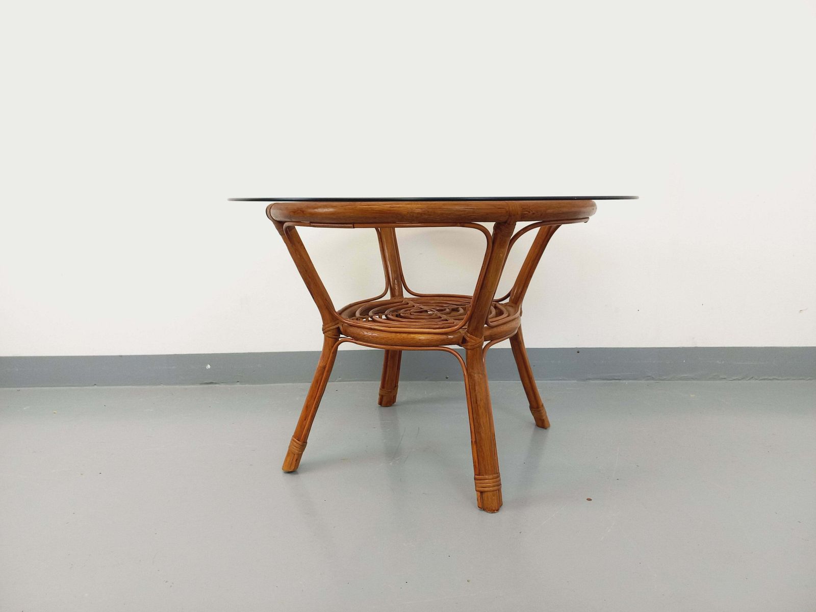 Table basse ronde en rotin et verre fumé photo vintage