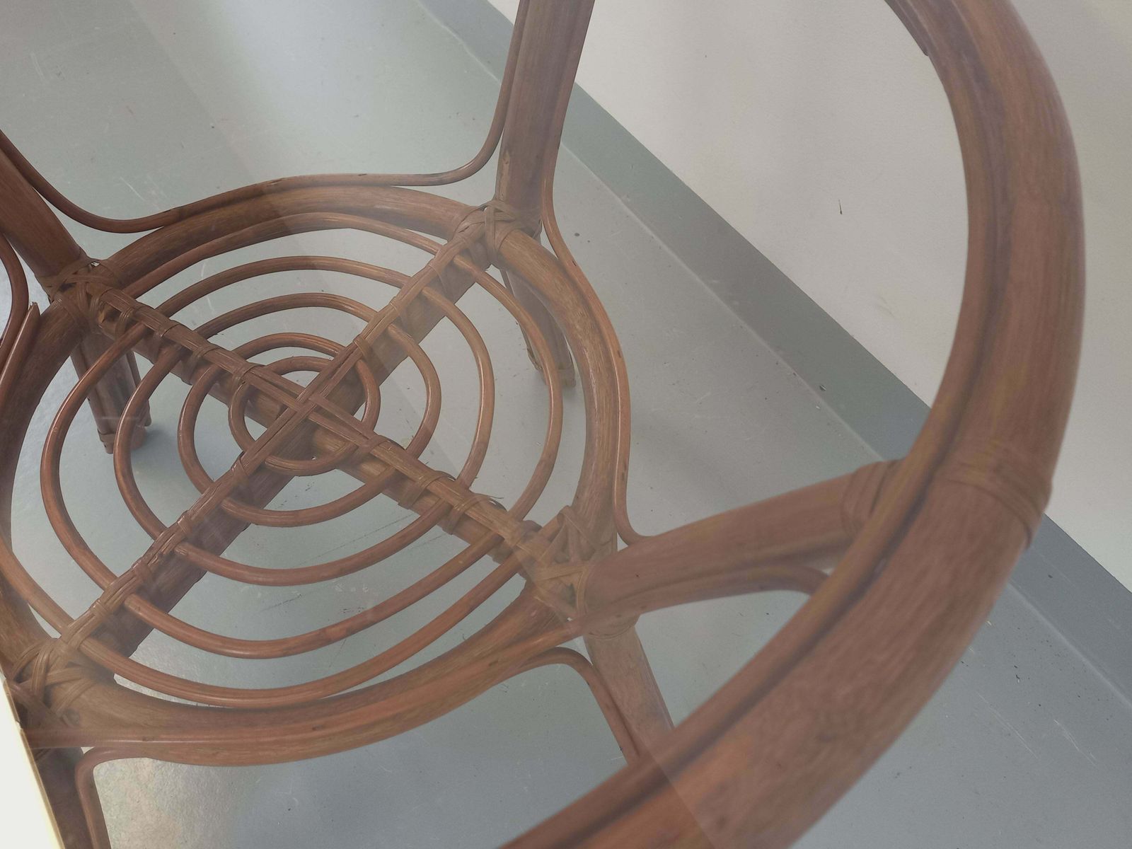 340.0 Table basse ronde en rotin et verre fumé photo