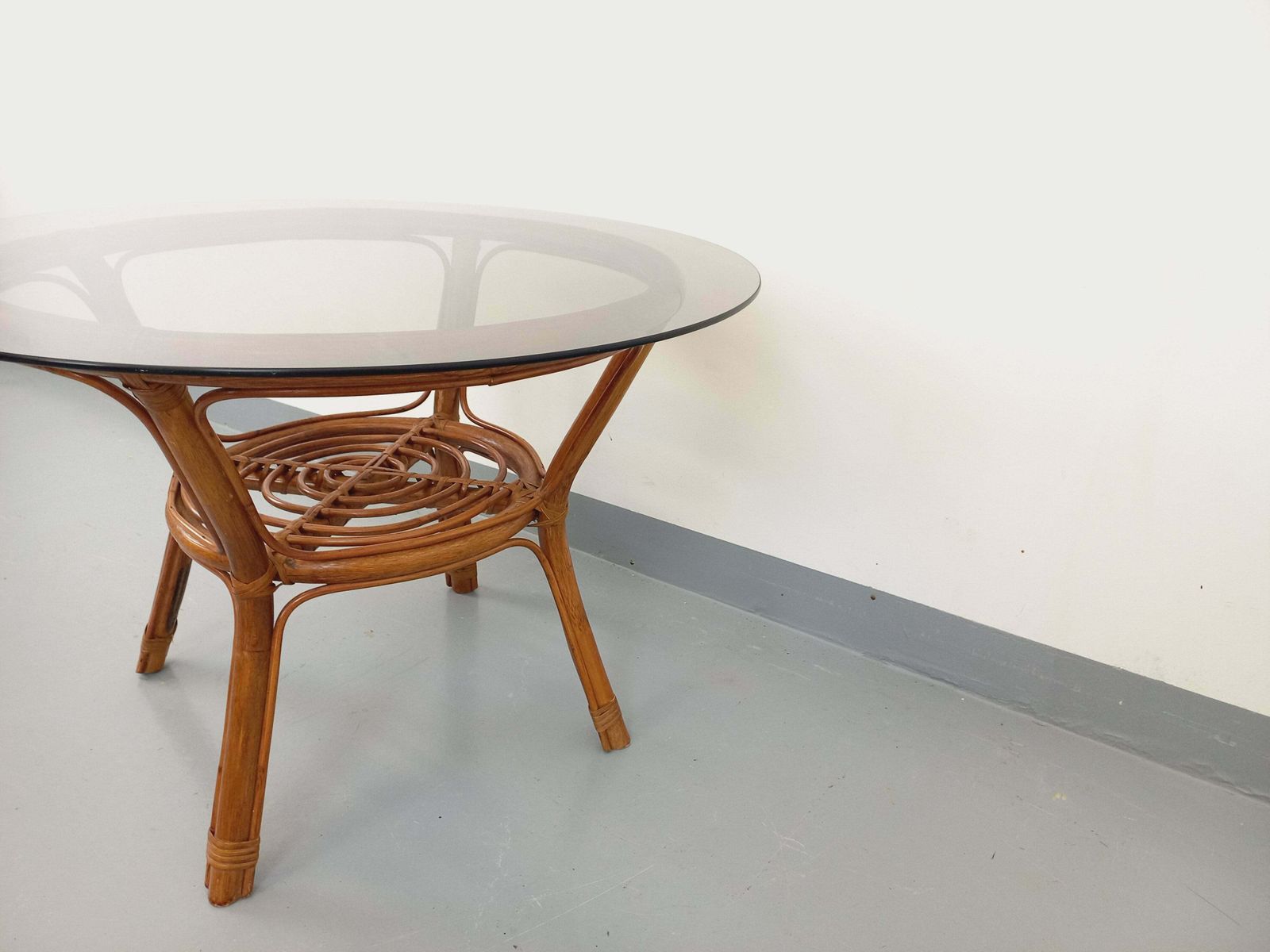 photo vinterior Table basse ronde en rotin et verre fumé