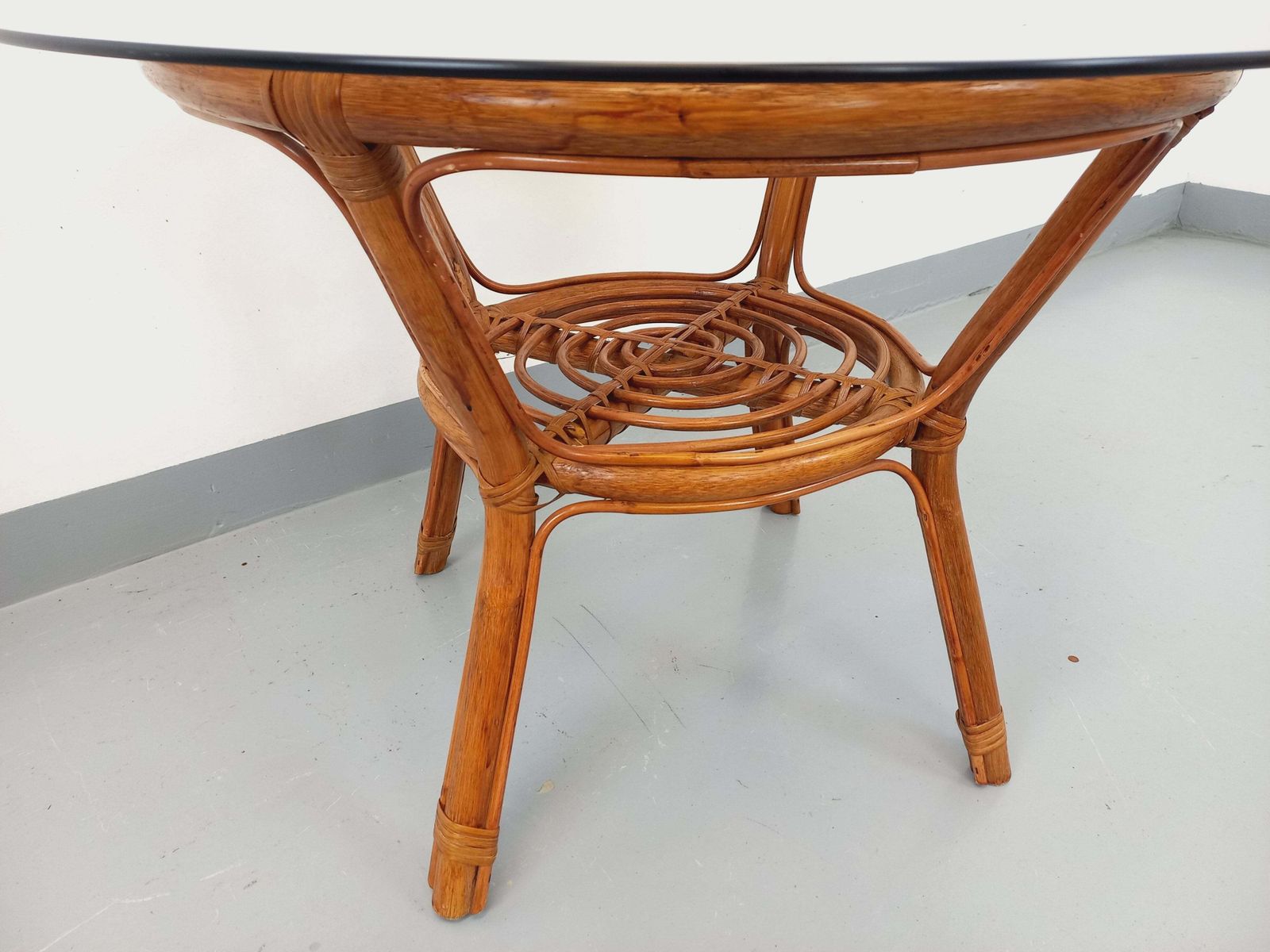 photo buy Table basse ronde en rotin et verre fumé