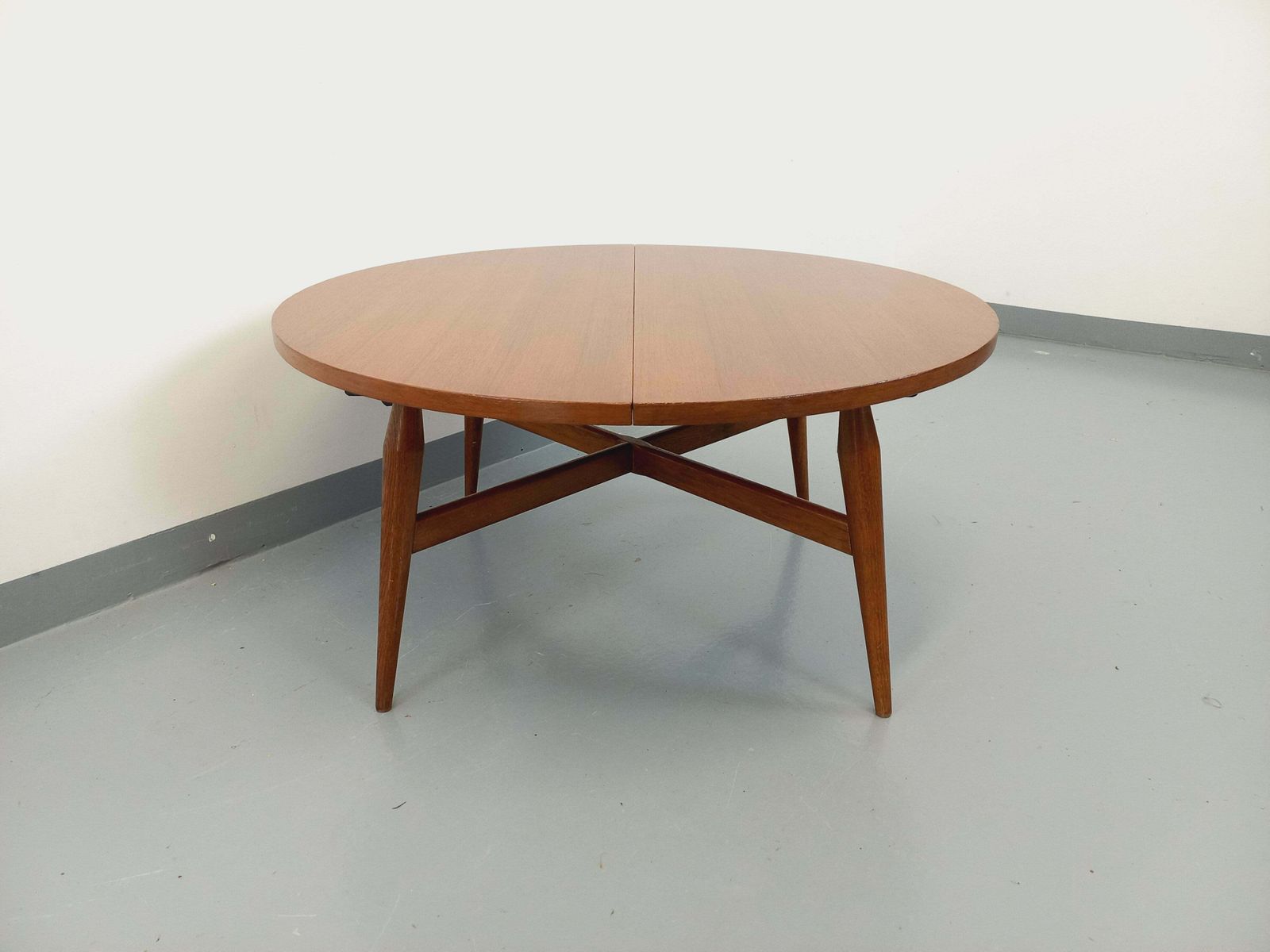 Table basse ronde extensible Smorrebrod en teck, par Arne Vodder