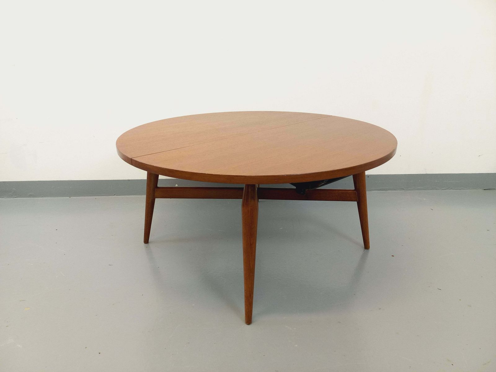 Table basse ronde extensible Smorrebrod en teck, par Arne Vodder photo buy