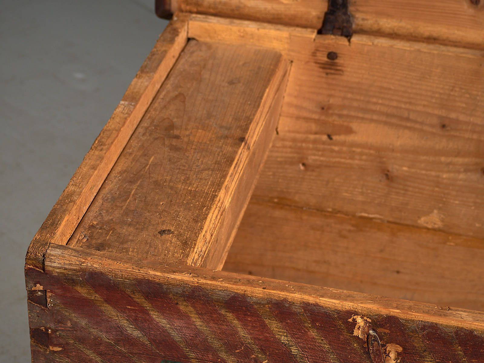 photo vinterior Antique Storage Trunk With Floral Motifs (C.1865) #14