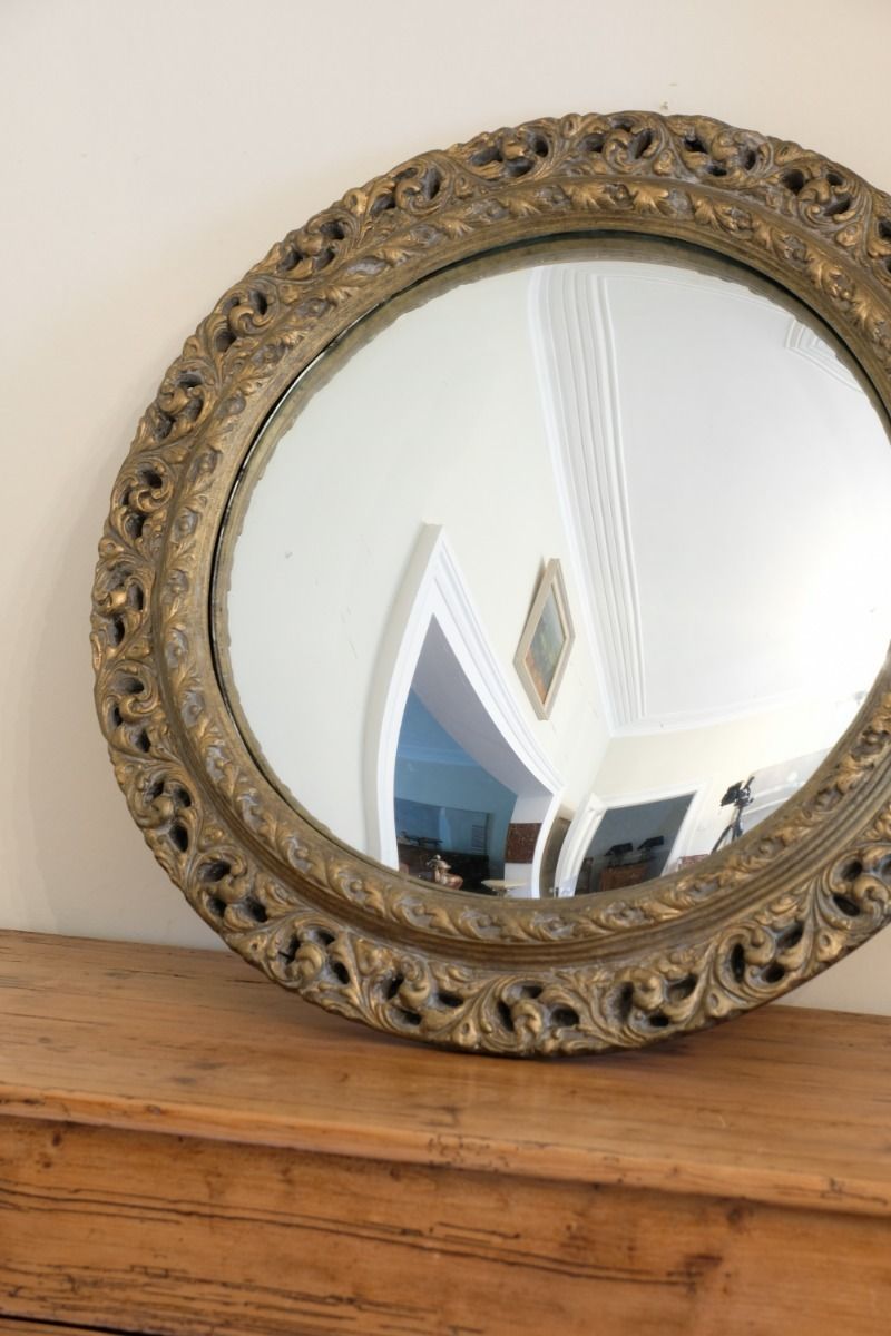 photo vinterior 19th Century Round Convex Mirror With Pierced Giltwood Frame