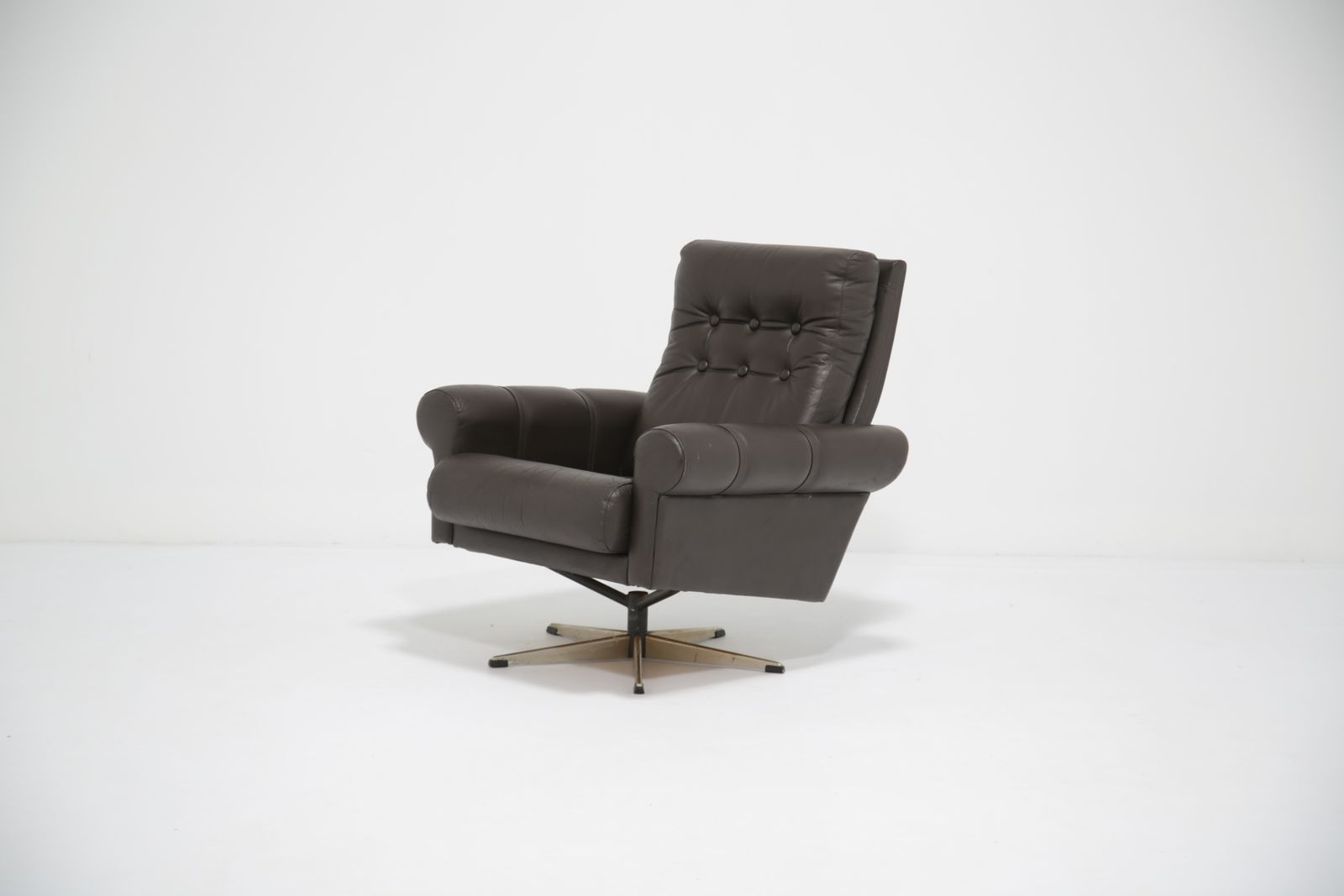 650.0 Vintage Brown Leather Swivel Armchair, Denmark, 1970s. photo