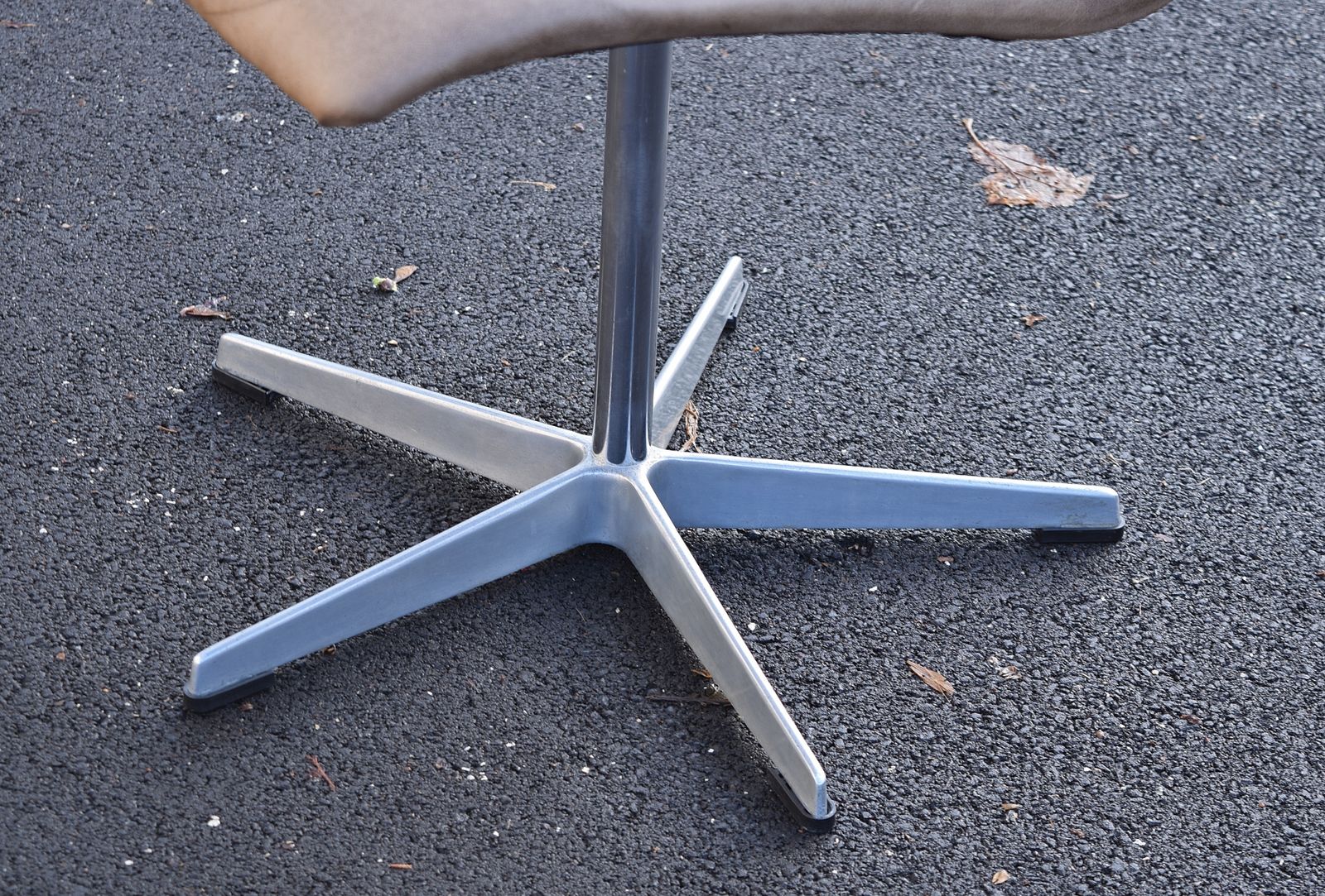 3750.0 Set Of Six Arne Jacobsen Oxford Chairs For Fritz Hansen Manufactured 1968 photo