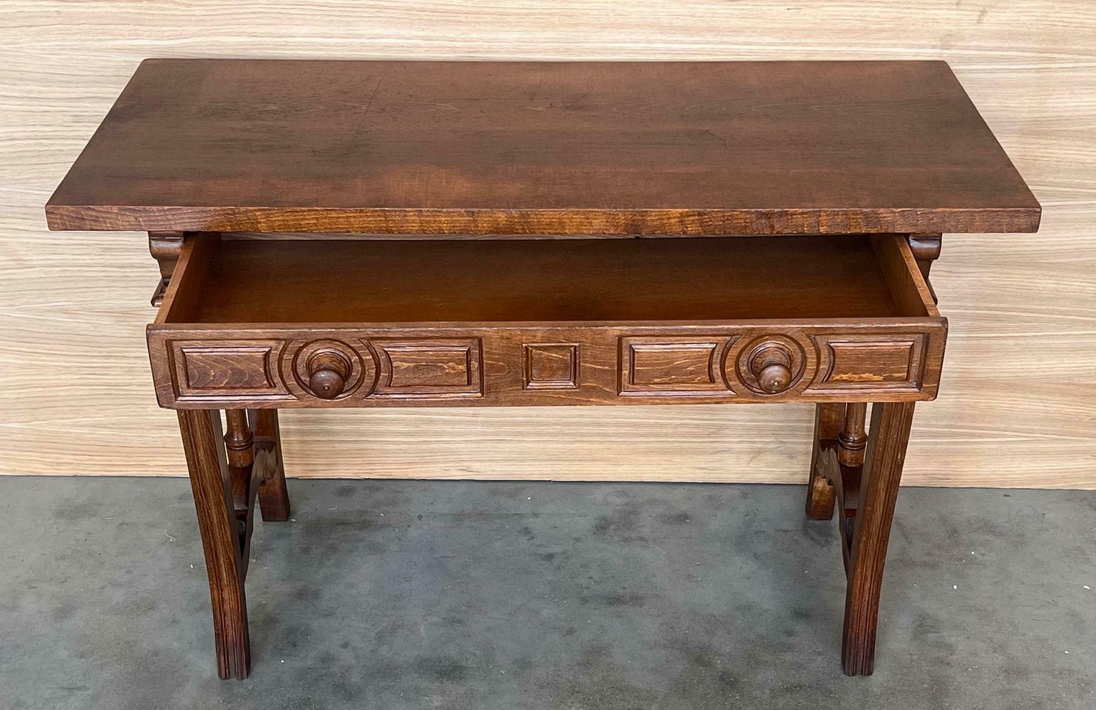 Console, bureau ou table de toilette catalane en noyer, début du XIXe siècle photo buy