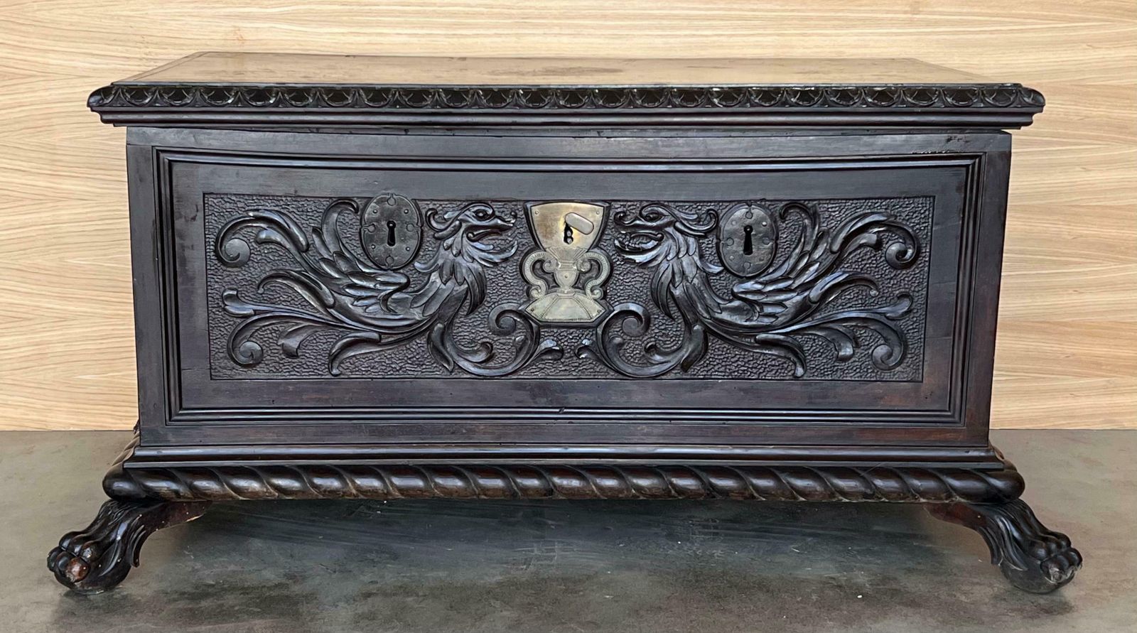 Cassone espagnol sculpté du XIXe siècle, quincaillerie et trois serrures photo furniture