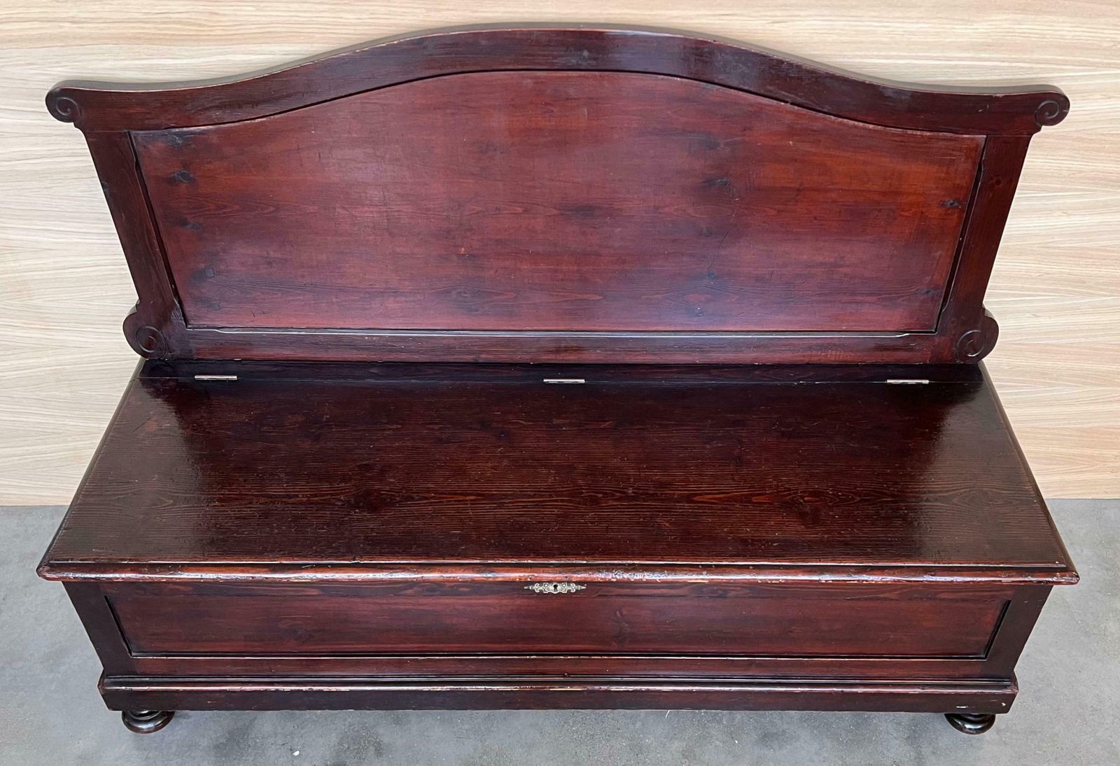 Banc coffre d'époque en noyer, Italie photo vintage