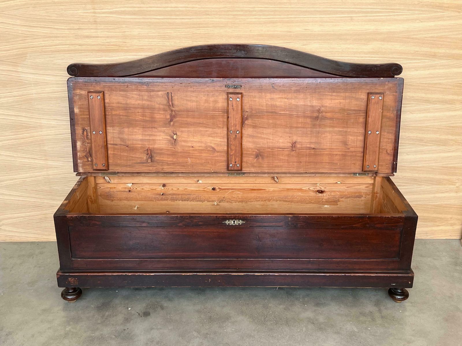 photo furniture Banc coffre d'époque en noyer, Italie