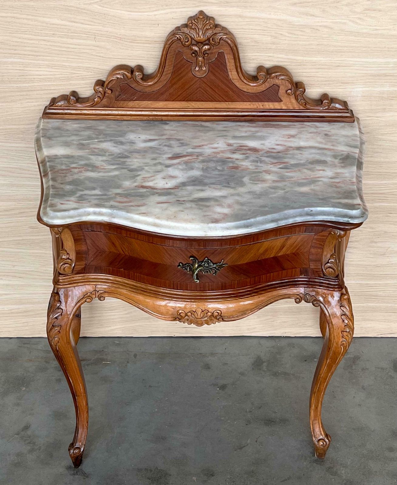Paire de tables de chevet françaises à fronton, tiroir sculpté et pieds en cabriole photo 2122.0