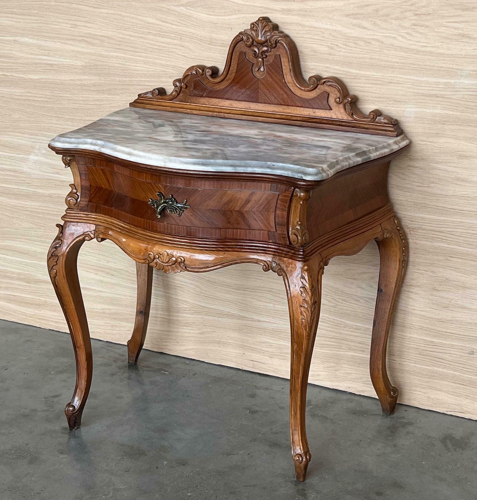 Paire de tables de chevet françaises à fronton, tiroir sculpté et pieds en cabriole photo vinterior