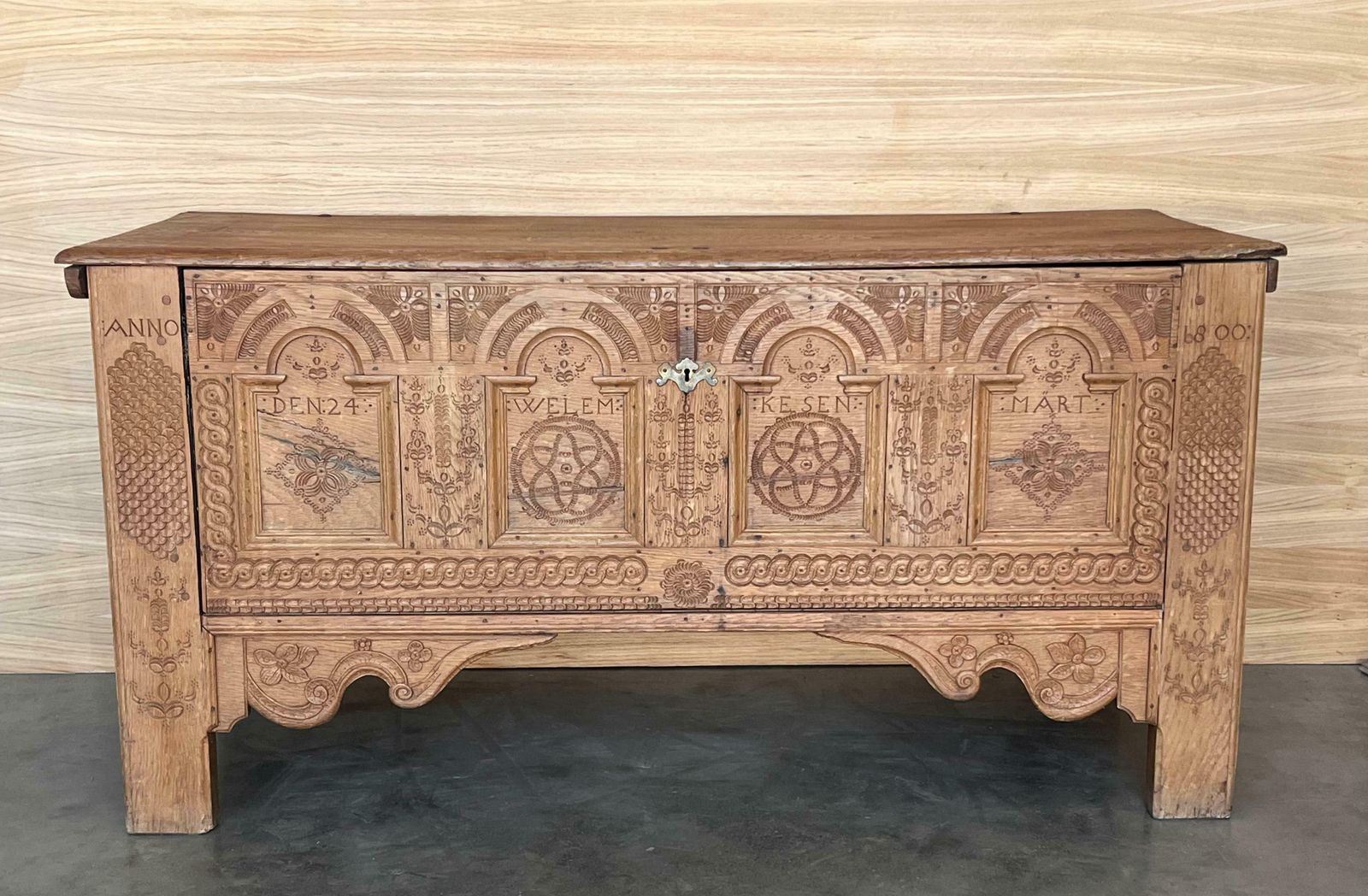 Coffre en chêne blanchi, ferrures en fer, Belgique, début du XIXe siècle photo furniture