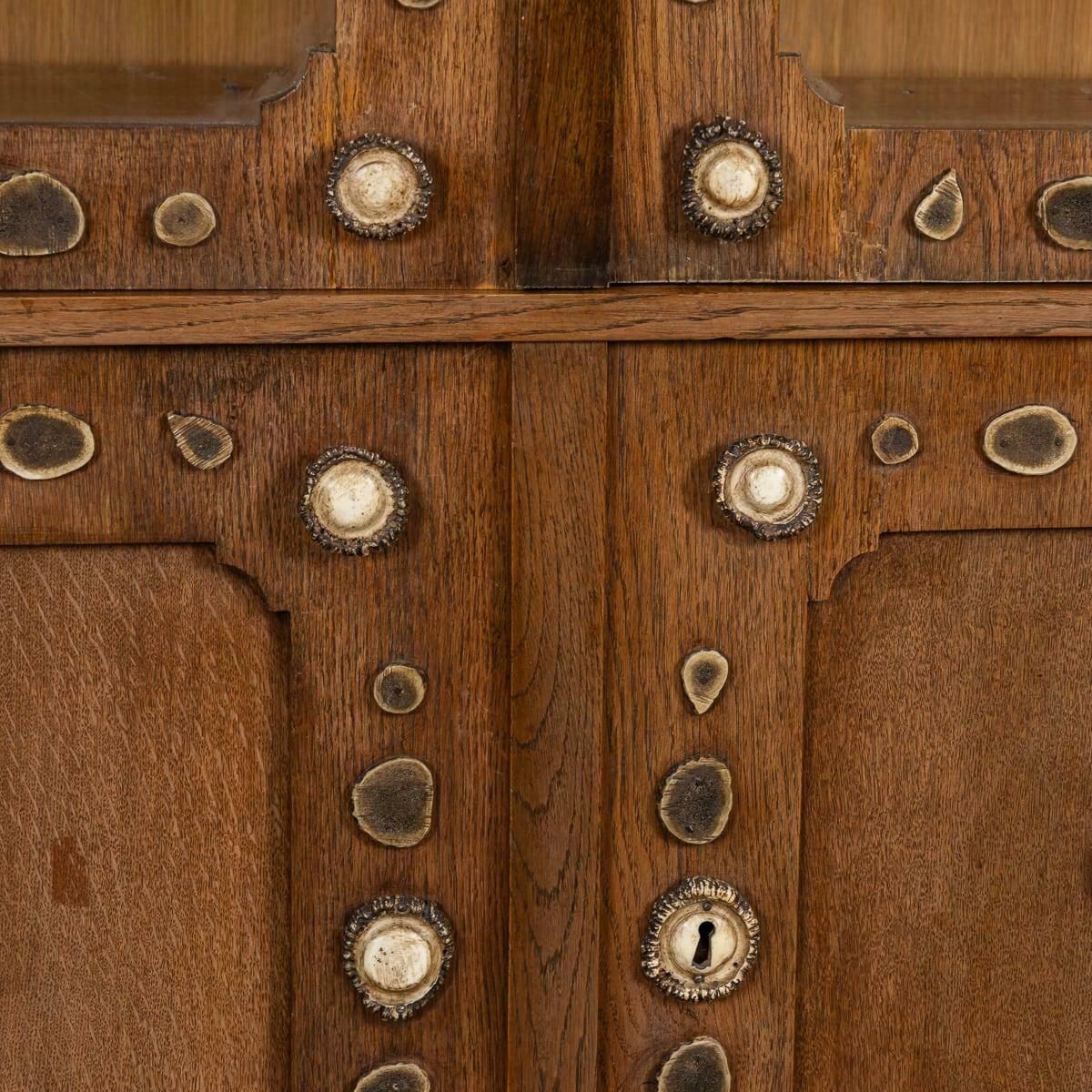 photo vintage Antique 20th Century German Black Forest Oak & Antler Cabinet C.1900