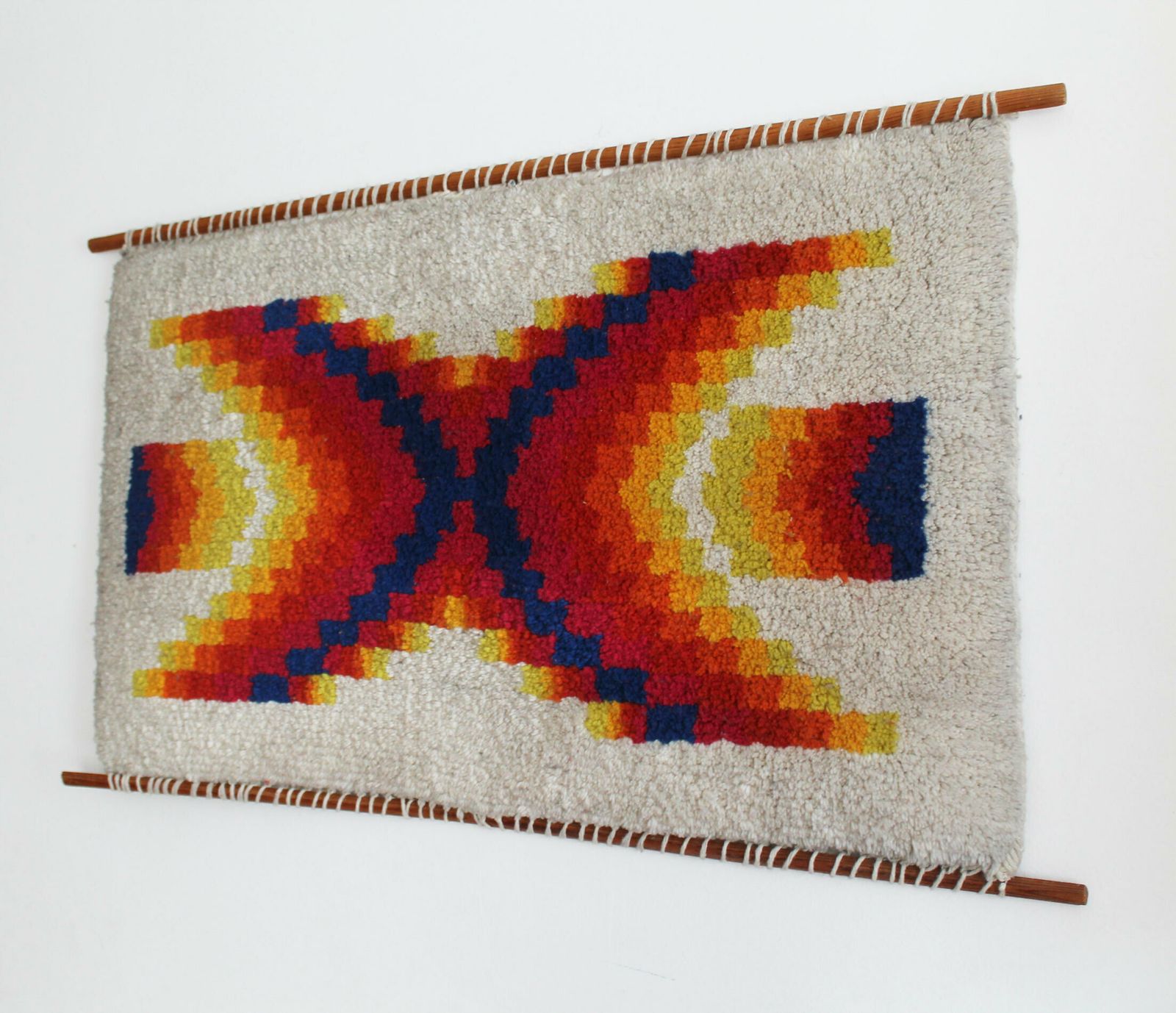 1960's Mid Century Decorative Wall Rug photo vinterior