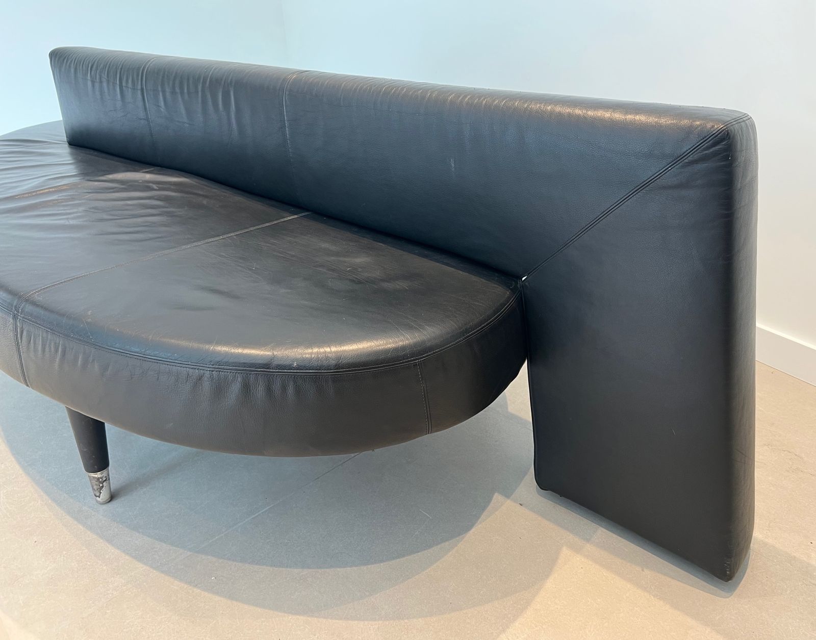 photo vinterior Rare Oval Design Sofa In Black Leather And Chrome Feet. French Work. Circa 1970