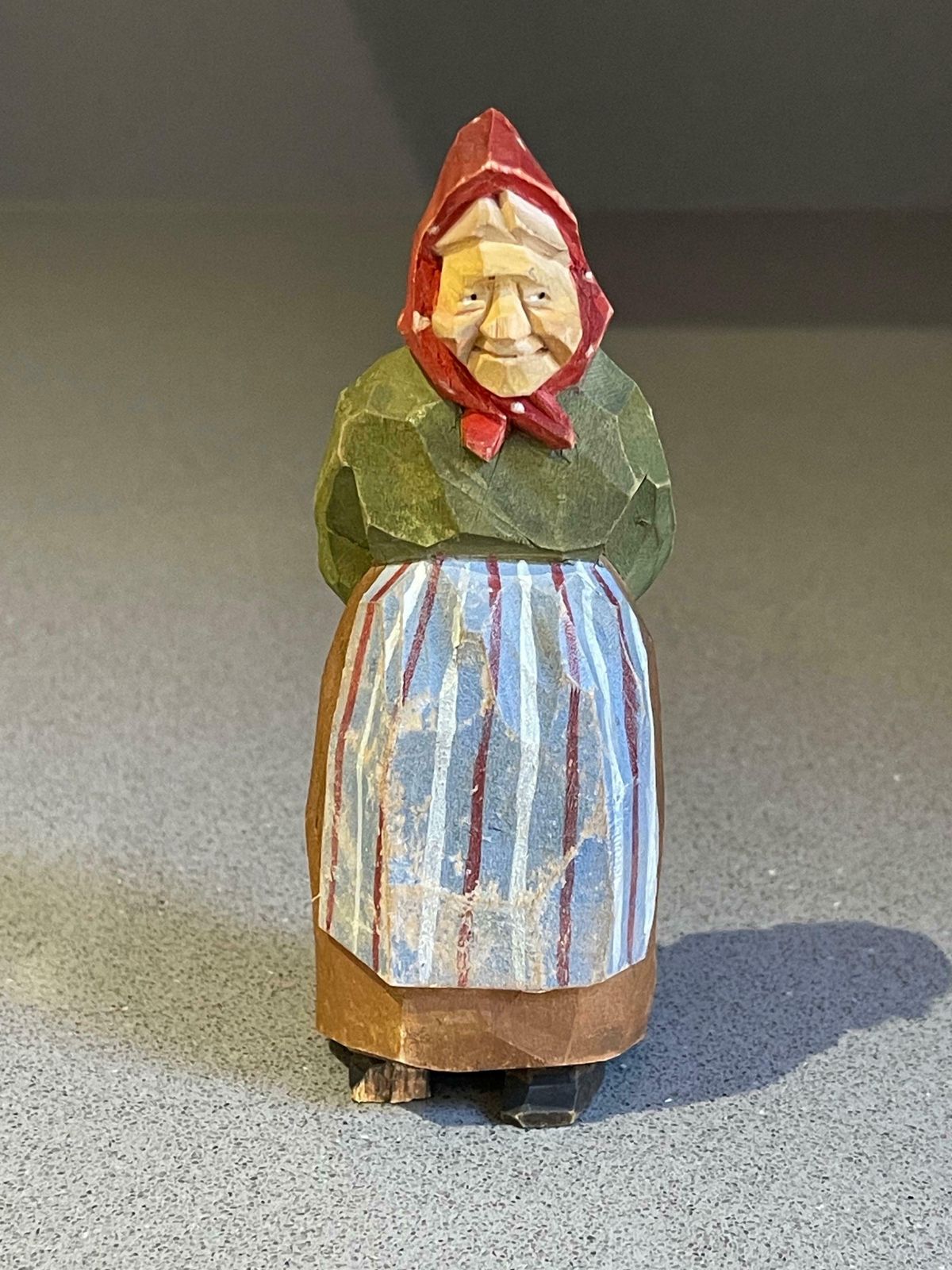 Wooden Carving Human Sculpture Rustic Dressed Antique Decorative Woman Figurine photo furniture