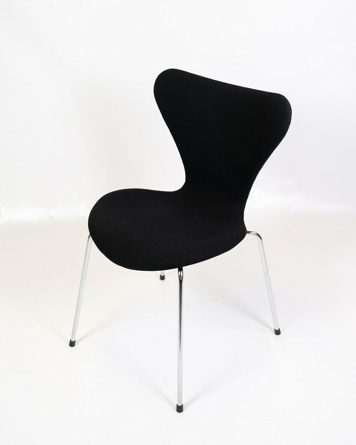 Set Of 4 Seven Chair Model 3107 Original Upholstered In Black Fabric By Arne Jacobsen For Fritz Hansen photo for sale