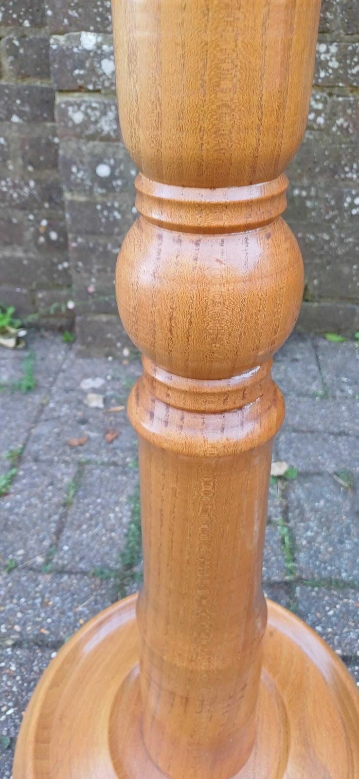 Chunky Yet Elegant Turned Elm Standard Lamp Ercol Style In Great Condition And Working. Free Hand Delivery. photo vintage