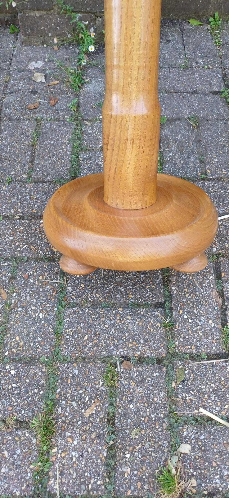 photo furniture Chunky Yet Elegant Turned Elm Standard Lamp Ercol Style In Great Condition And Working. Free Hand Delivery.