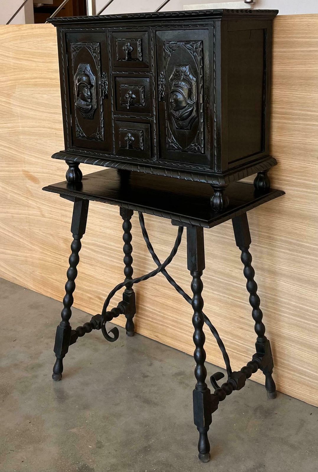 Cabinet sur piédestal de style baroque espagnol, Bargueno ou Varqueno, XXe siècle photo for sale