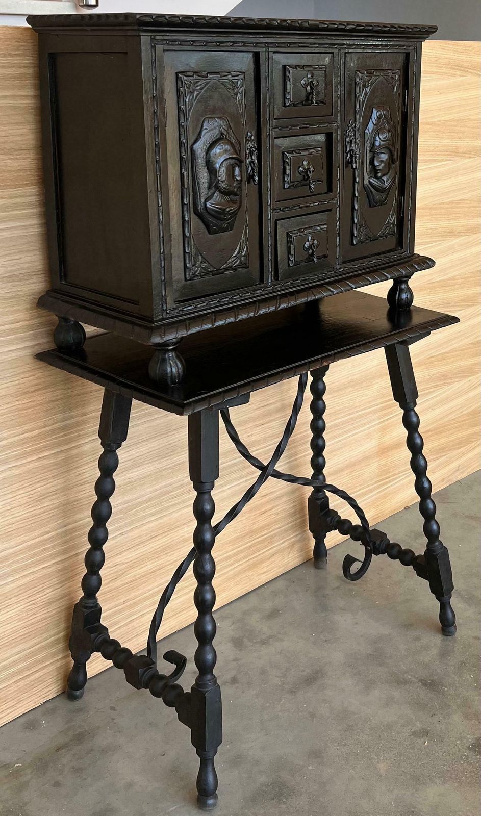 Cabinet sur piédestal de style baroque espagnol, Bargueno ou Varqueno, XXe siècle photo Mobilier