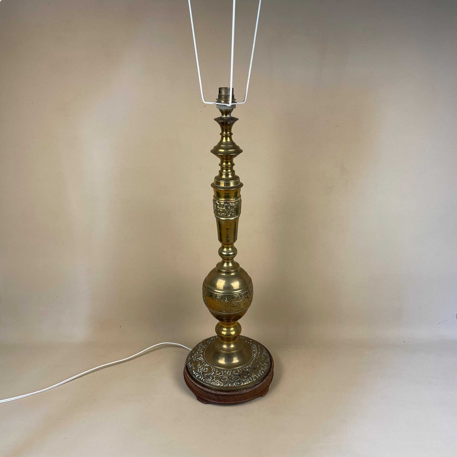 Vintage Brass Gold Lamp Oriental Asian Antique Large Ornate Round Wood Base Table Lamp Desk Light Bedside Old
