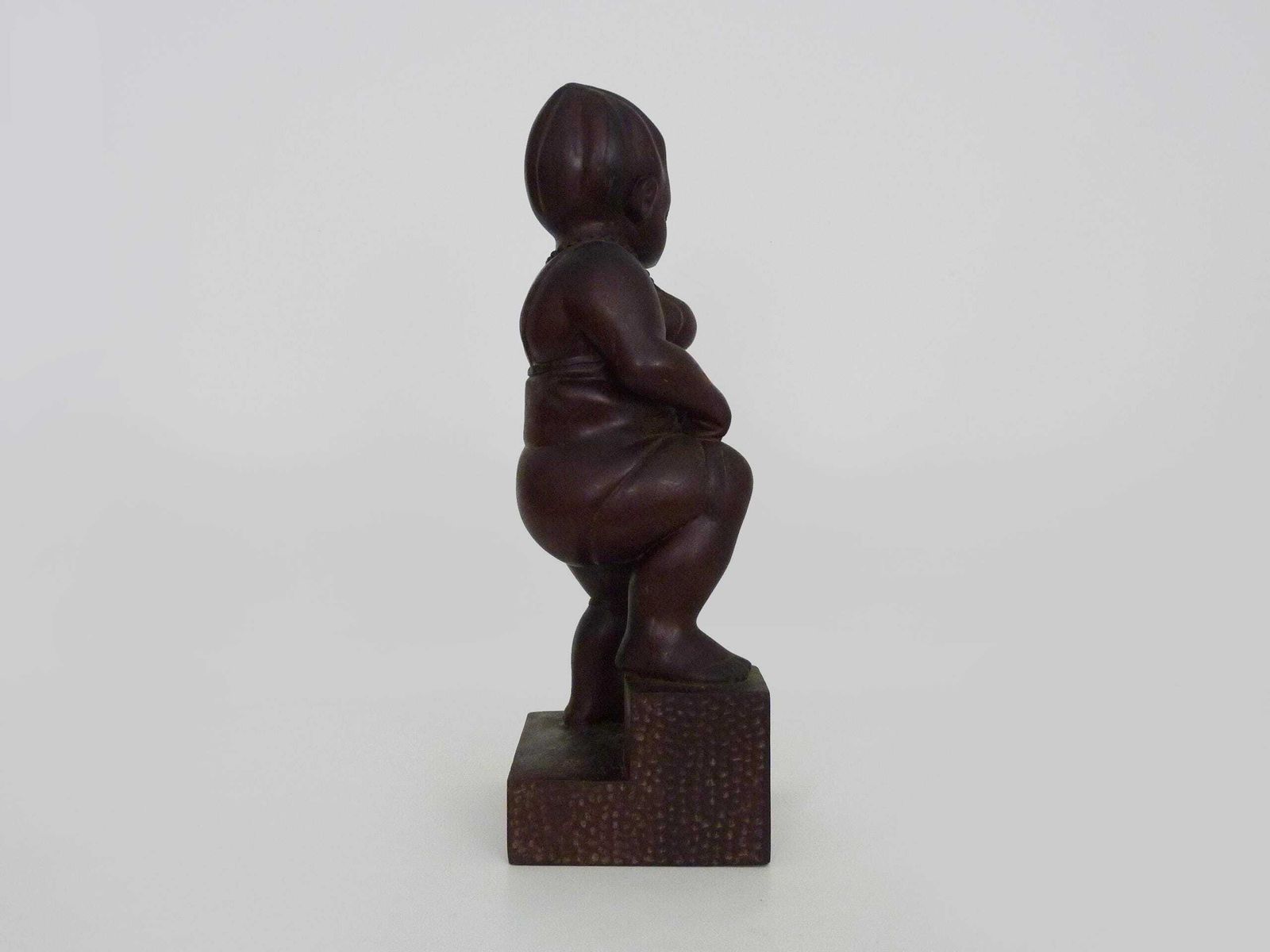 photo furniture Grotesque Exotic Wood Sculpture Of A Woman Showing Her Thigh. 80s. Botero Style