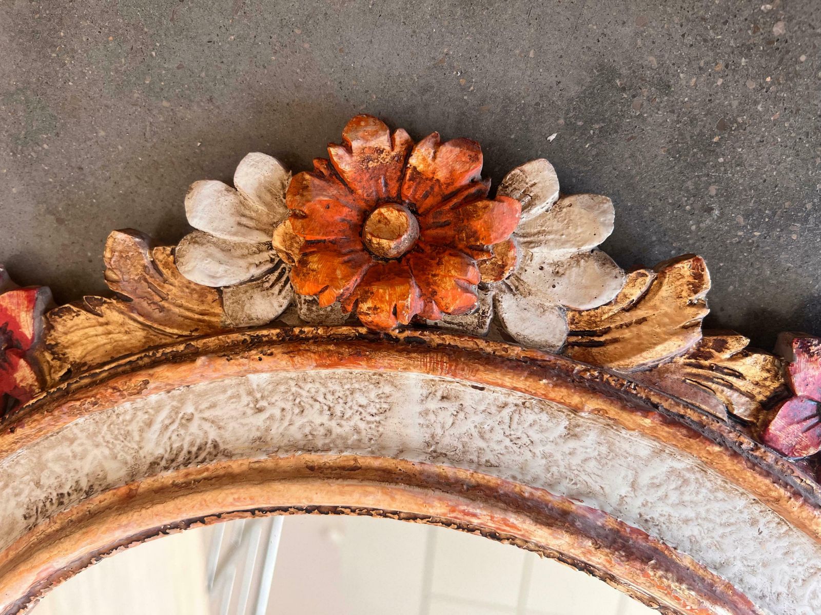 Miroir mural français en bois polychrome à fleurs en relief, années 1960 photo Décoration