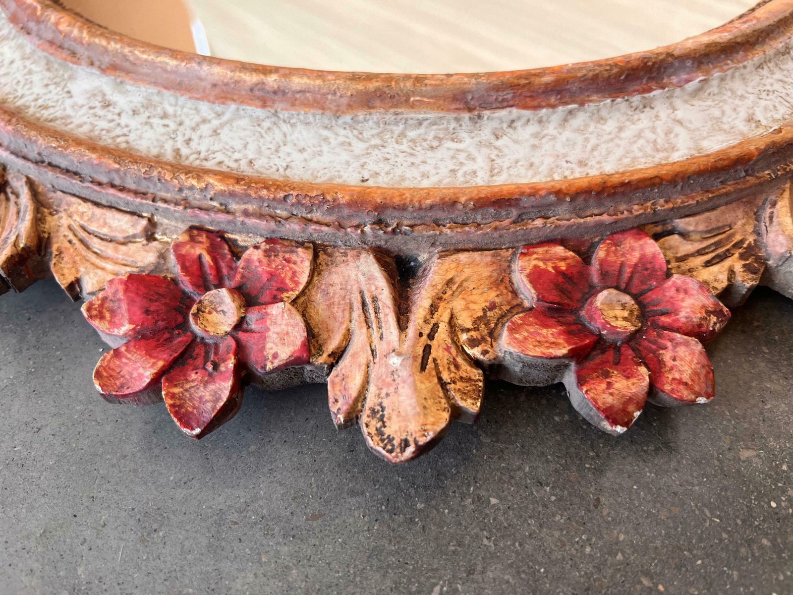 Miroir mural français en bois polychrome à fleurs en relief, années 1960 photo 1402.0