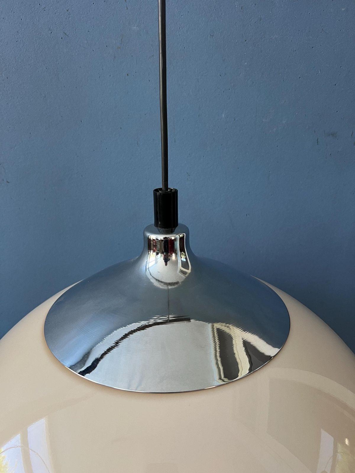Hanglamp In Paddenstoelvorm Van Acrylglas Met Beige Tint En Chromen Afdekkapje photo vintage