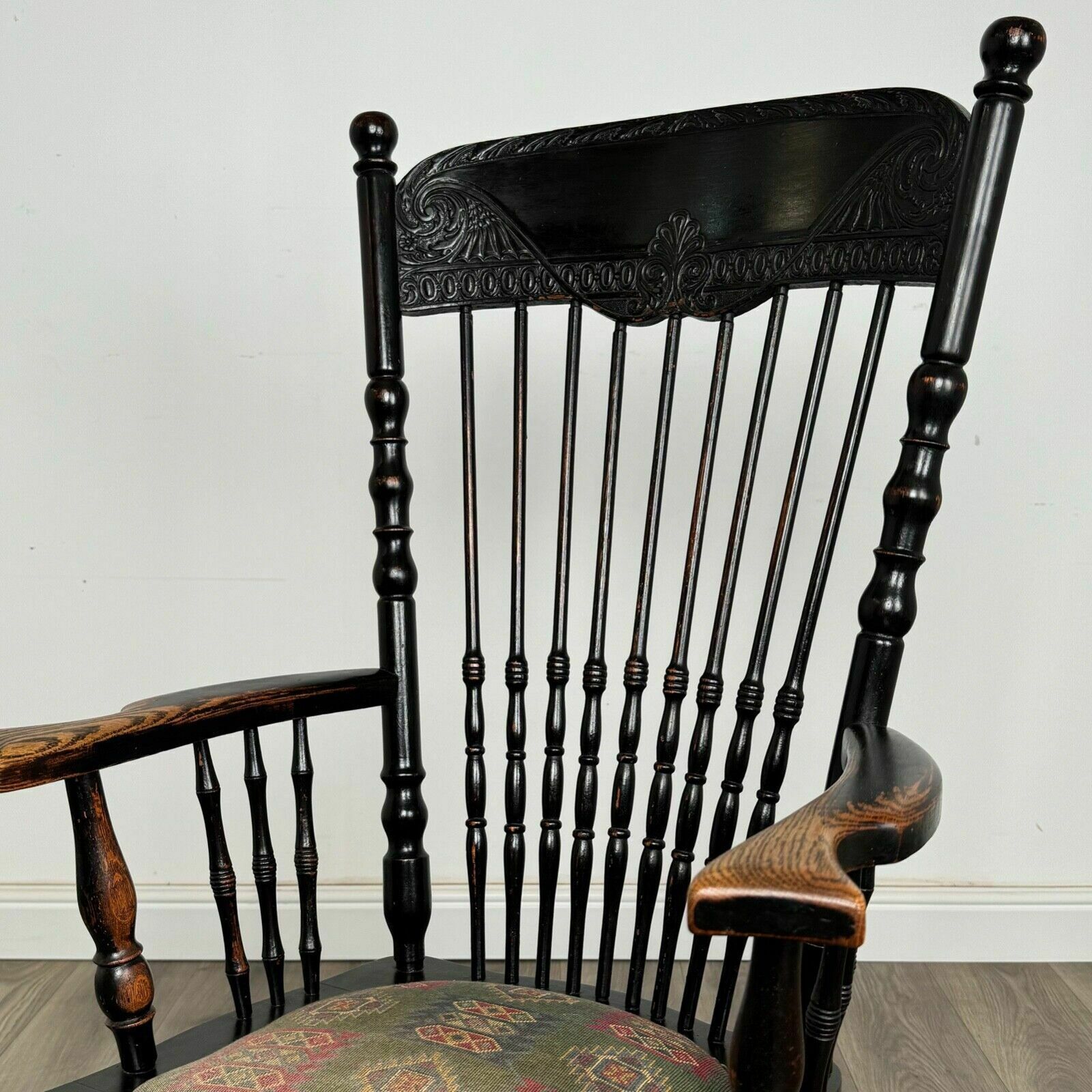 photo furniture Antique 19th Century Ebonised Windsor Armchair In Oak