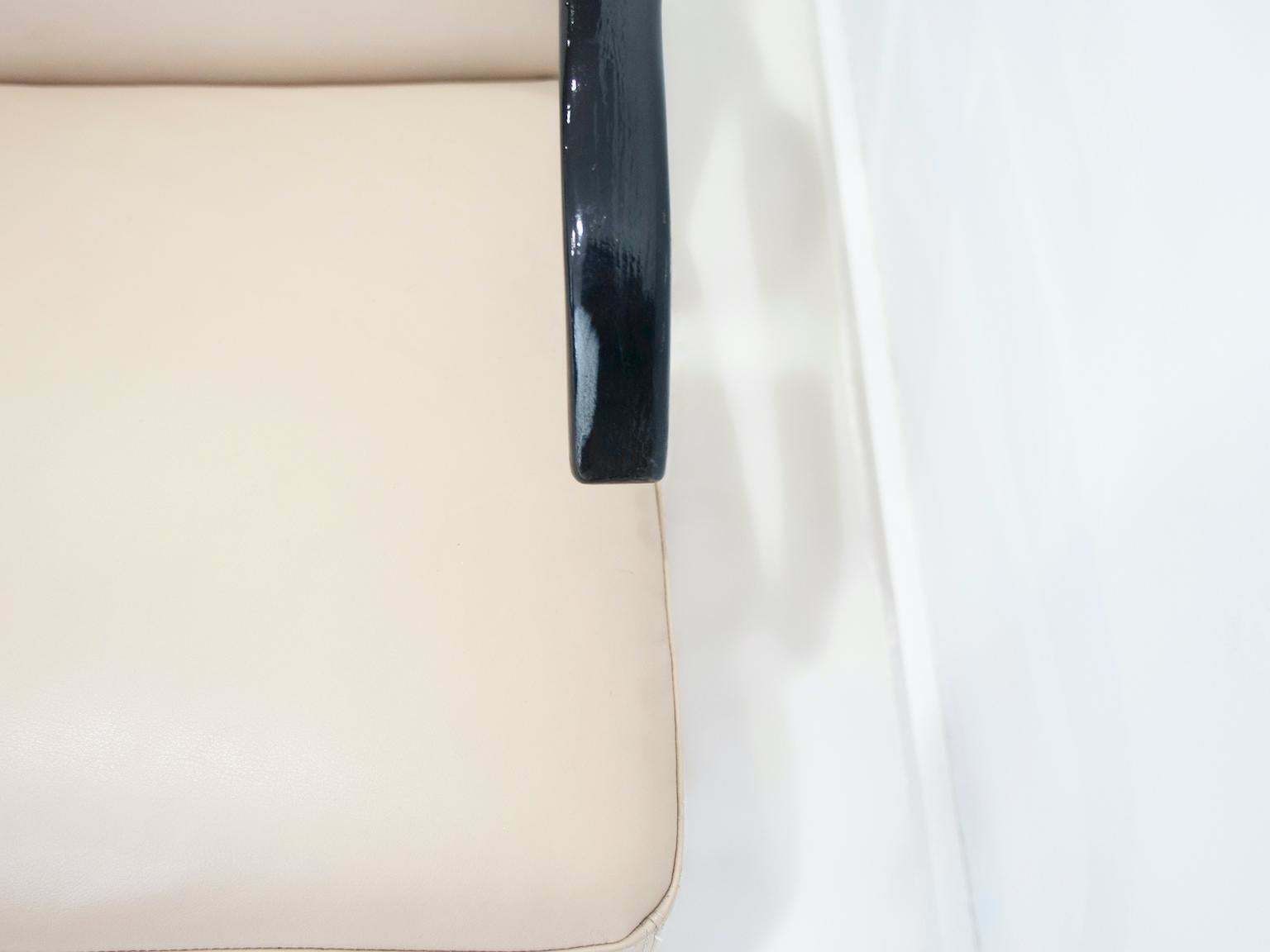 photo vinterior Pair Of Beige Leather And Tubular Steel Lounge Chairs