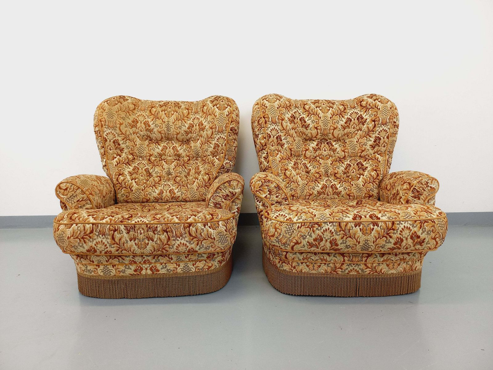 2 fauteuils vintage à franges en tissu fleuri photo for sale