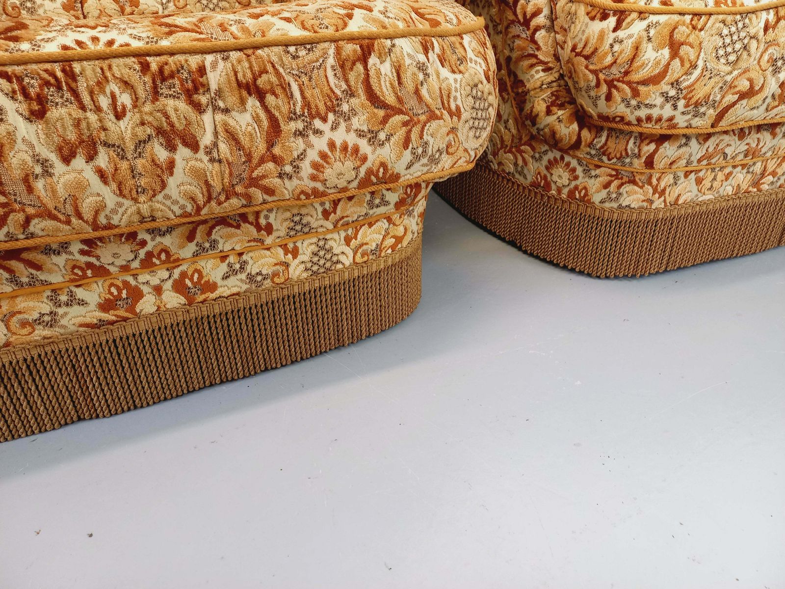 2 fauteuils vintage à franges en tissu fleuri photo vinterior
