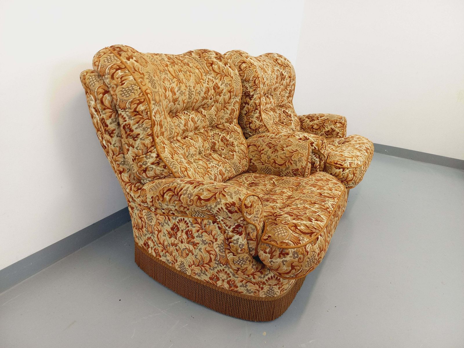 photo furniture 2 fauteuils vintage à franges en tissu fleuri