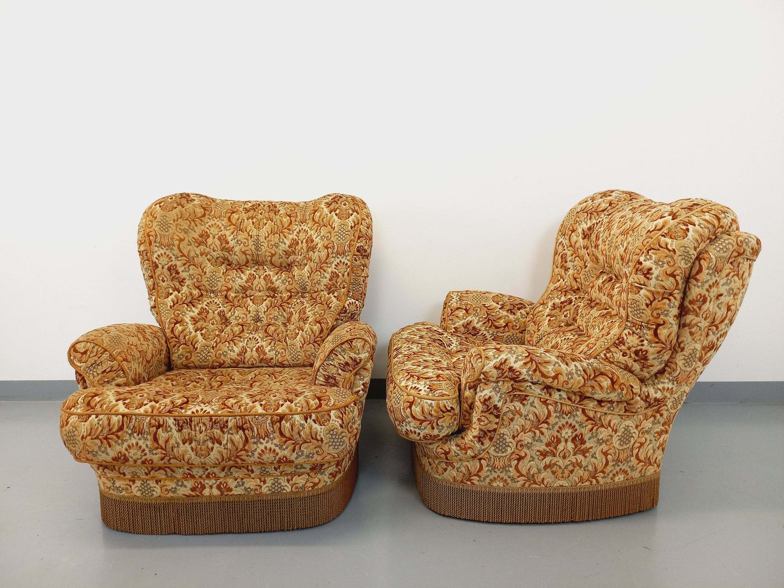 Mobilier 2 fauteuils vintage à franges en tissu fleuri photo