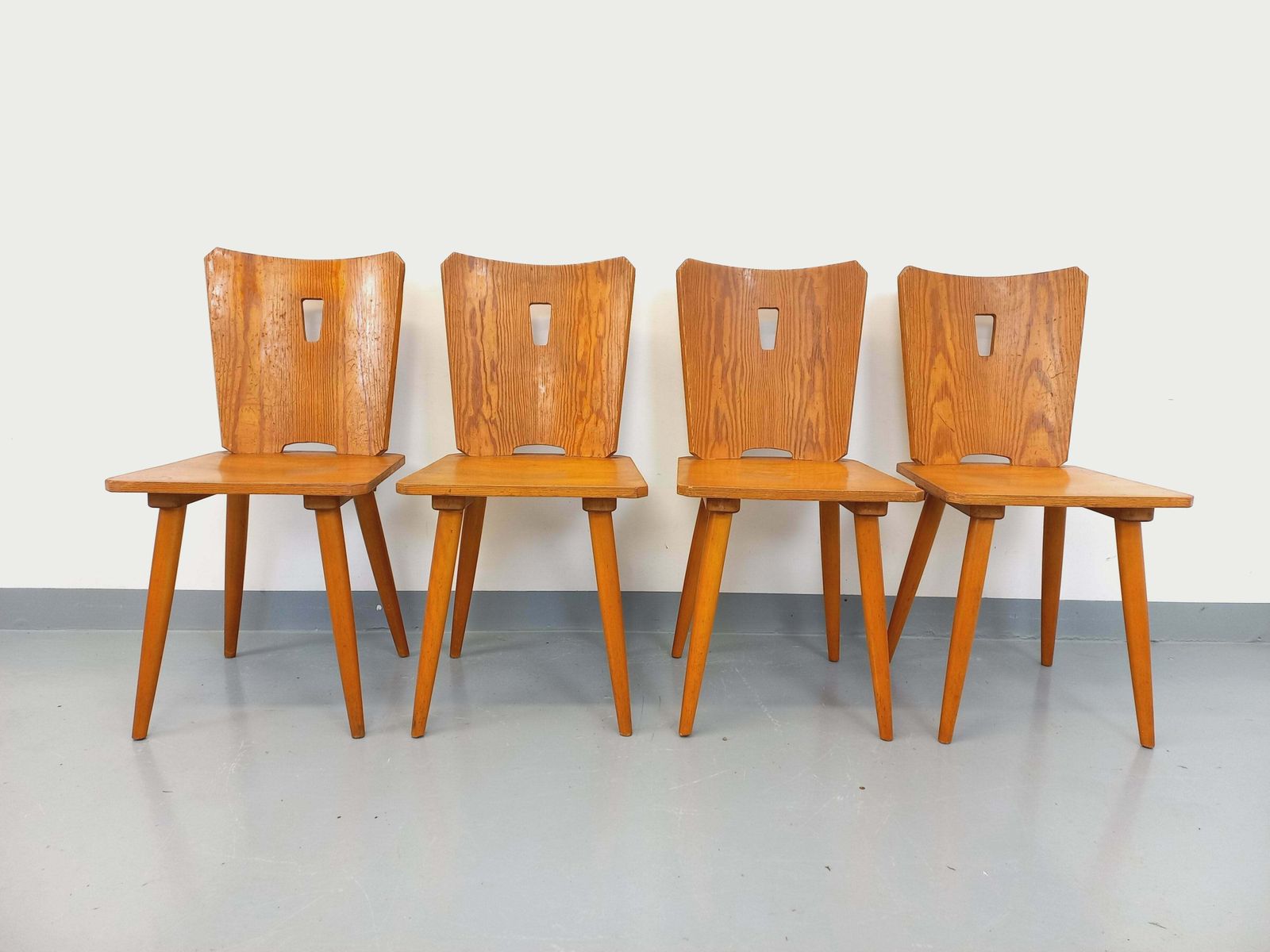 photo furniture 4 chaises brutalistes en hêtre et pin