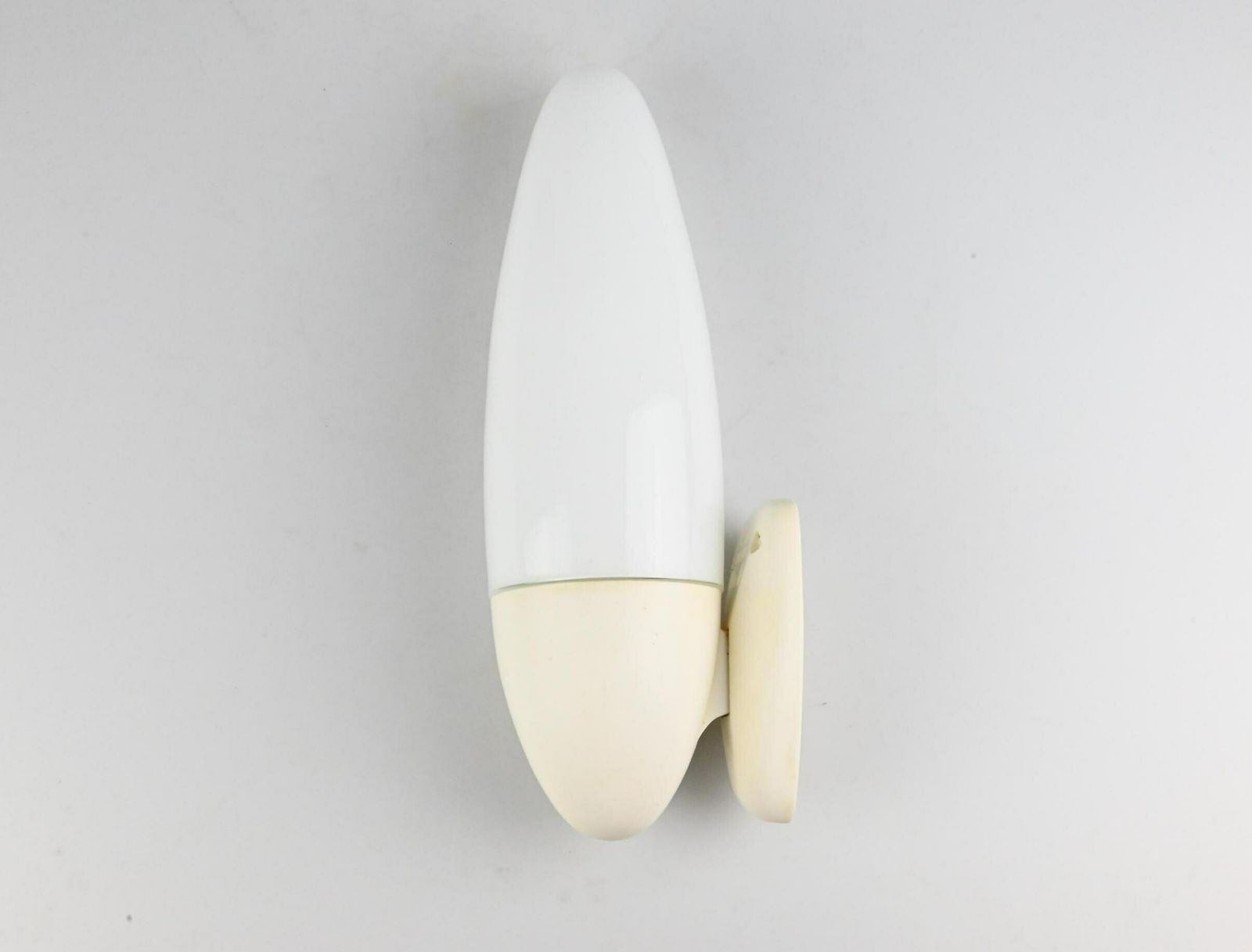 White Bakelite Bauhaus Bauhaus Bakelite Lamp, Mid Century Lamp, Vintage  Industrial Lamp, Mid Century Light, Retro Lamp photo for sale