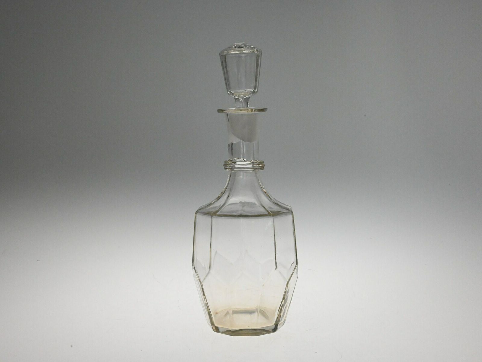 Glazen likeurkaraf, vintage glas, antiek glaswerk, mid-century karaf, karaf, Tsjechische karaf, glazen karaf, drankkaraf photo Woonaccessoires