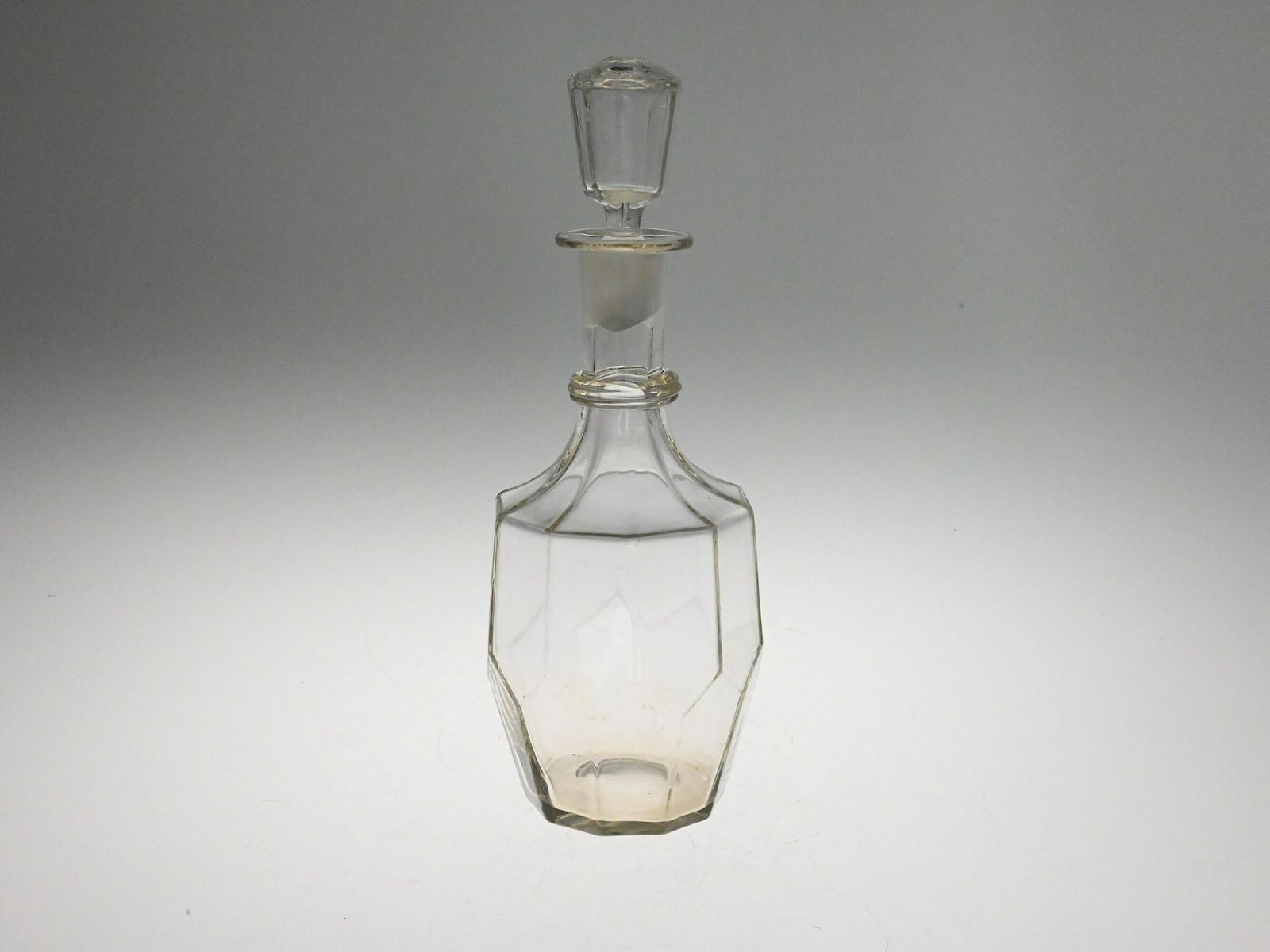 Glazen likeurkaraf, vintage glas, antiek glaswerk, mid-century karaf, karaf, Tsjechische karaf, glazen karaf, drankkaraf photo 95.0