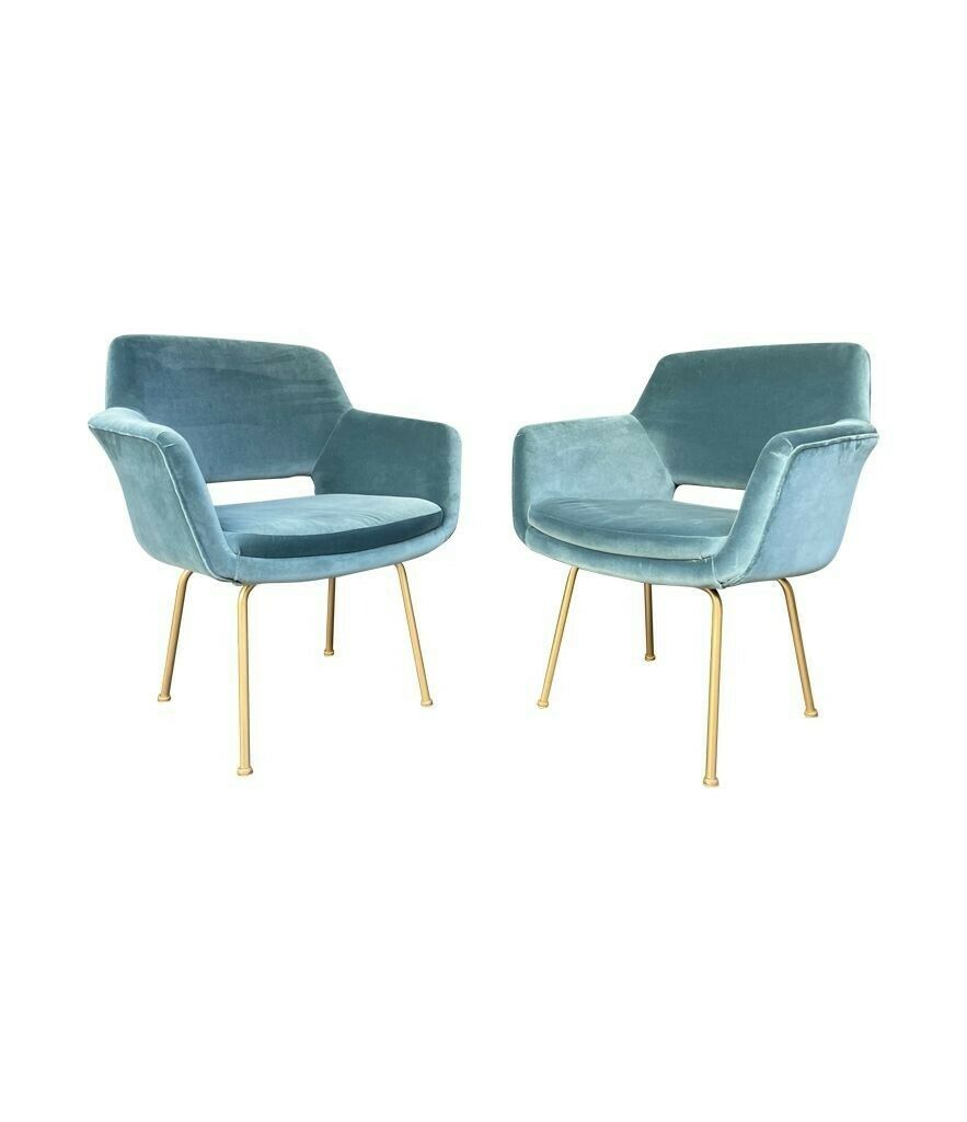photo vintage A Set Of Four Italian 1970s Chairs With Gilt Metal Legs In Blue Velvet Fabric