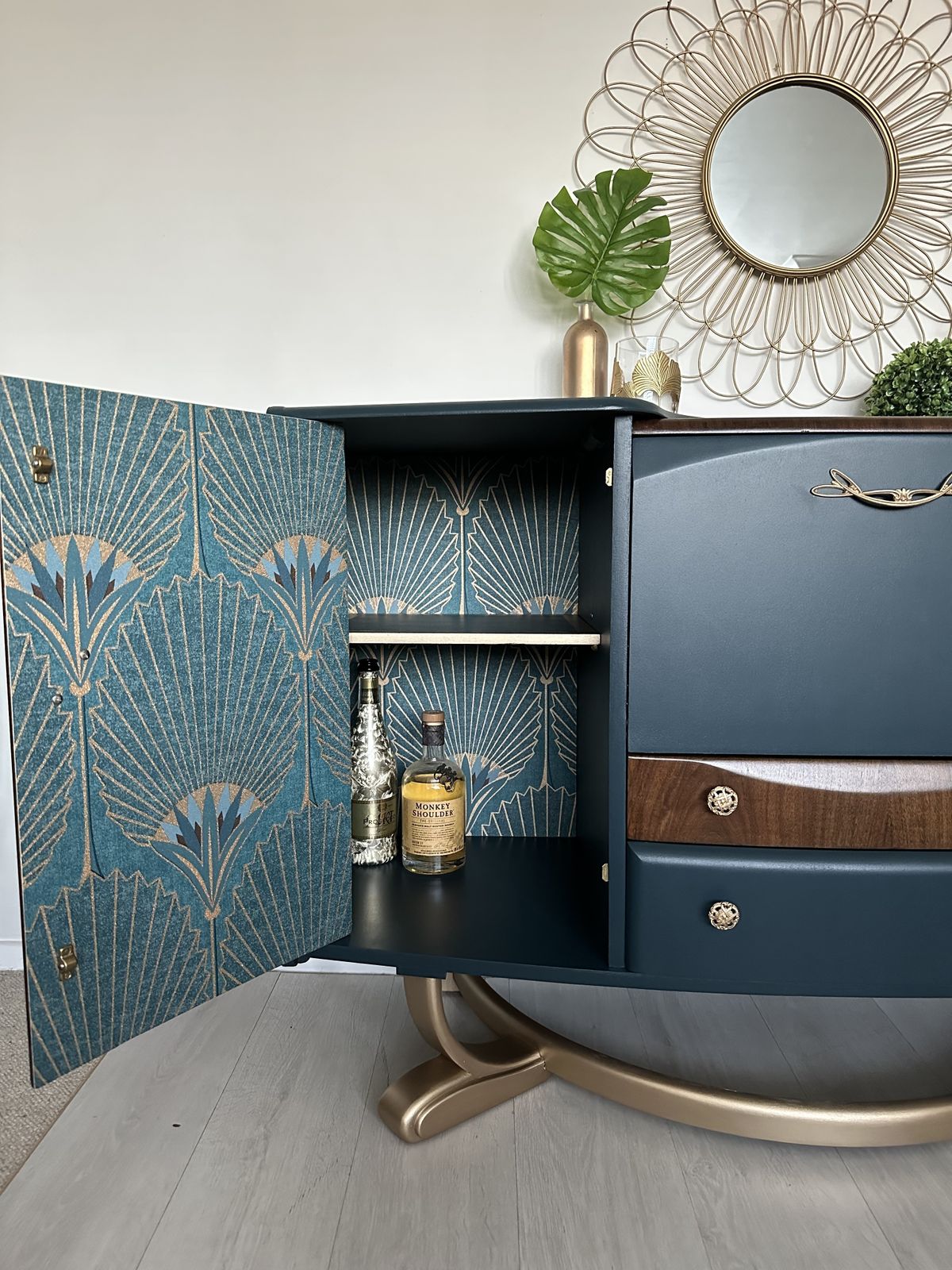 photo vinterior Navy And Gold Beautility Cocktail Cabinet, 1950s