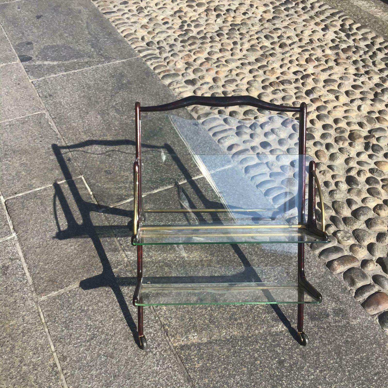photo vintage Ivo Parisi Magazine Rack  With Wheels Three Compartments Brass Wood Glass 1950 Itali