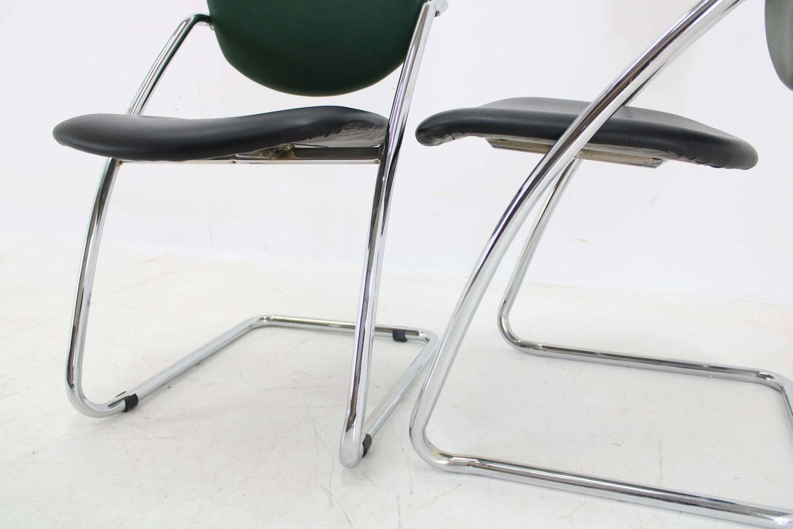 photo vinterior 1980s Pair Of Italian Chairs